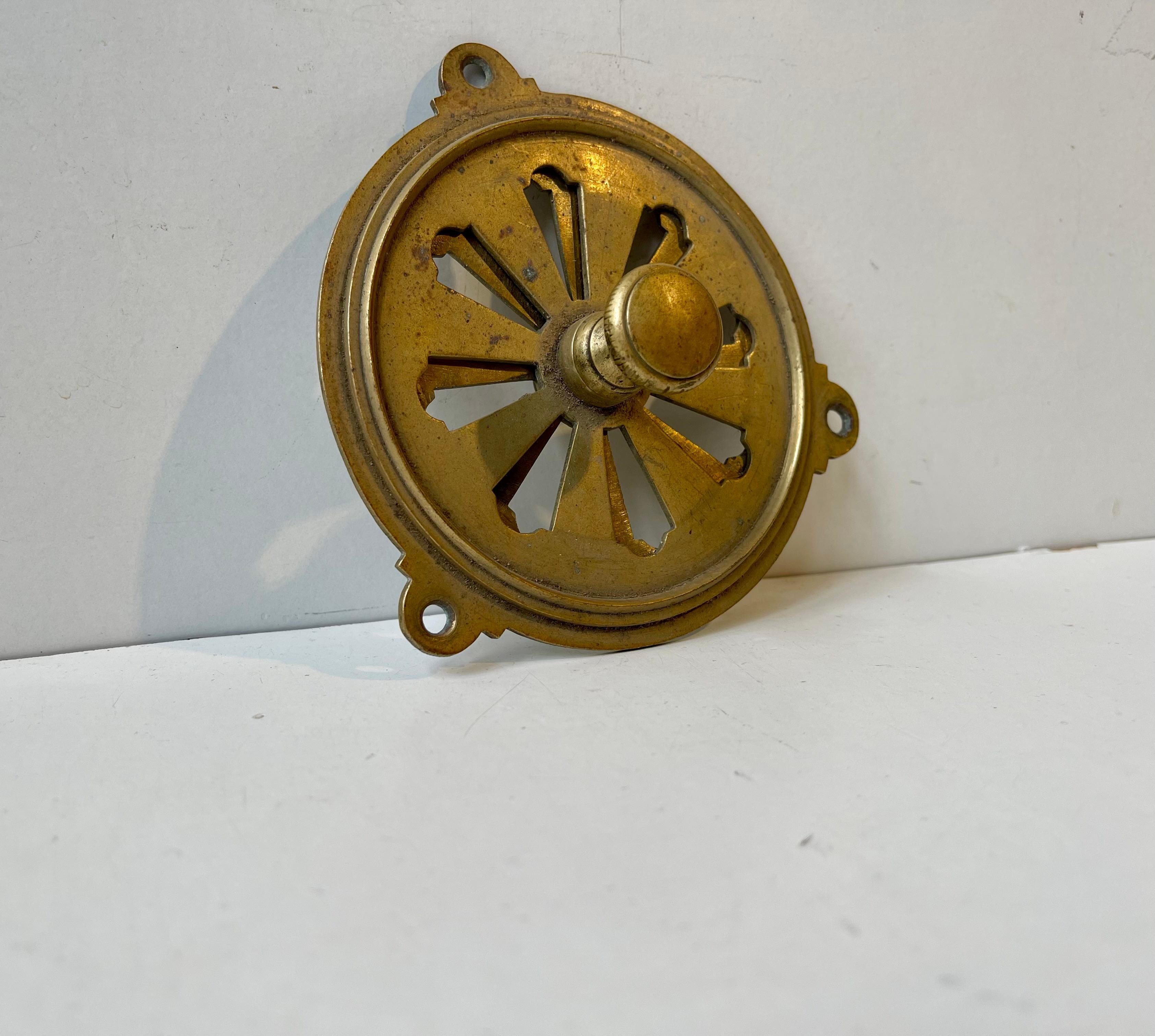 Vintage French Butterfly Air Vent in Brass, 1950s Moderno de mediados de siglo en venta