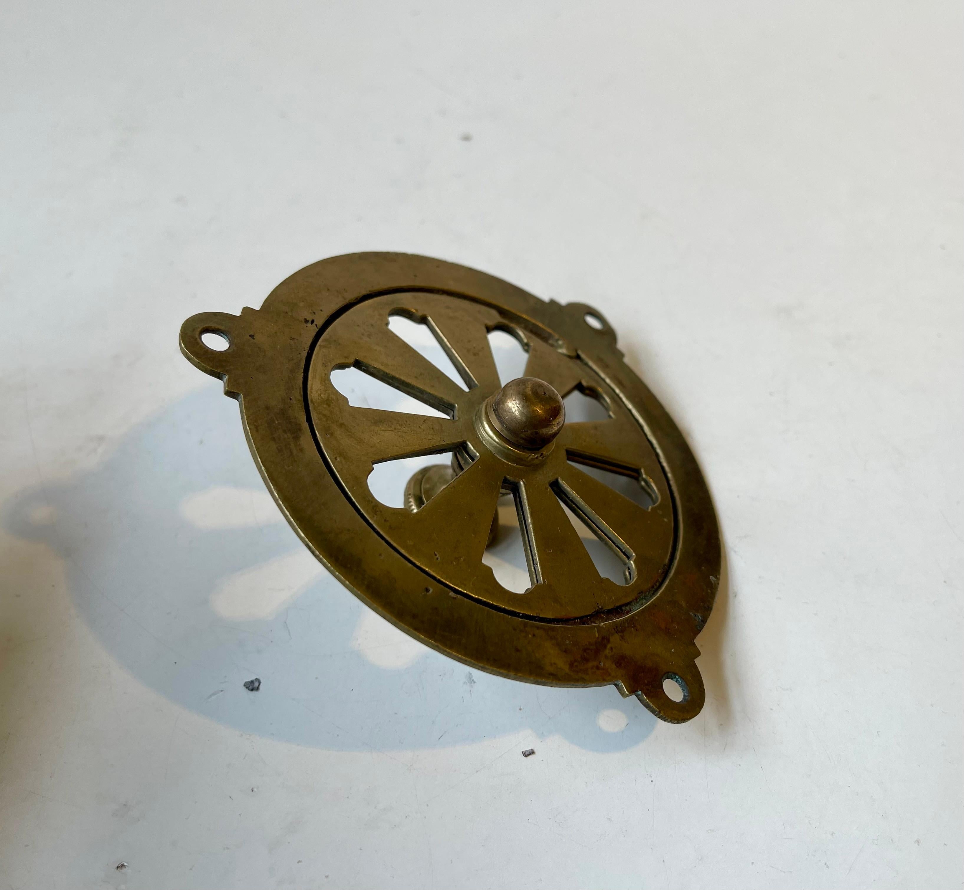 Vintage French Butterfly Air Vent in Brass, 1950s mediados del siglo XX en venta