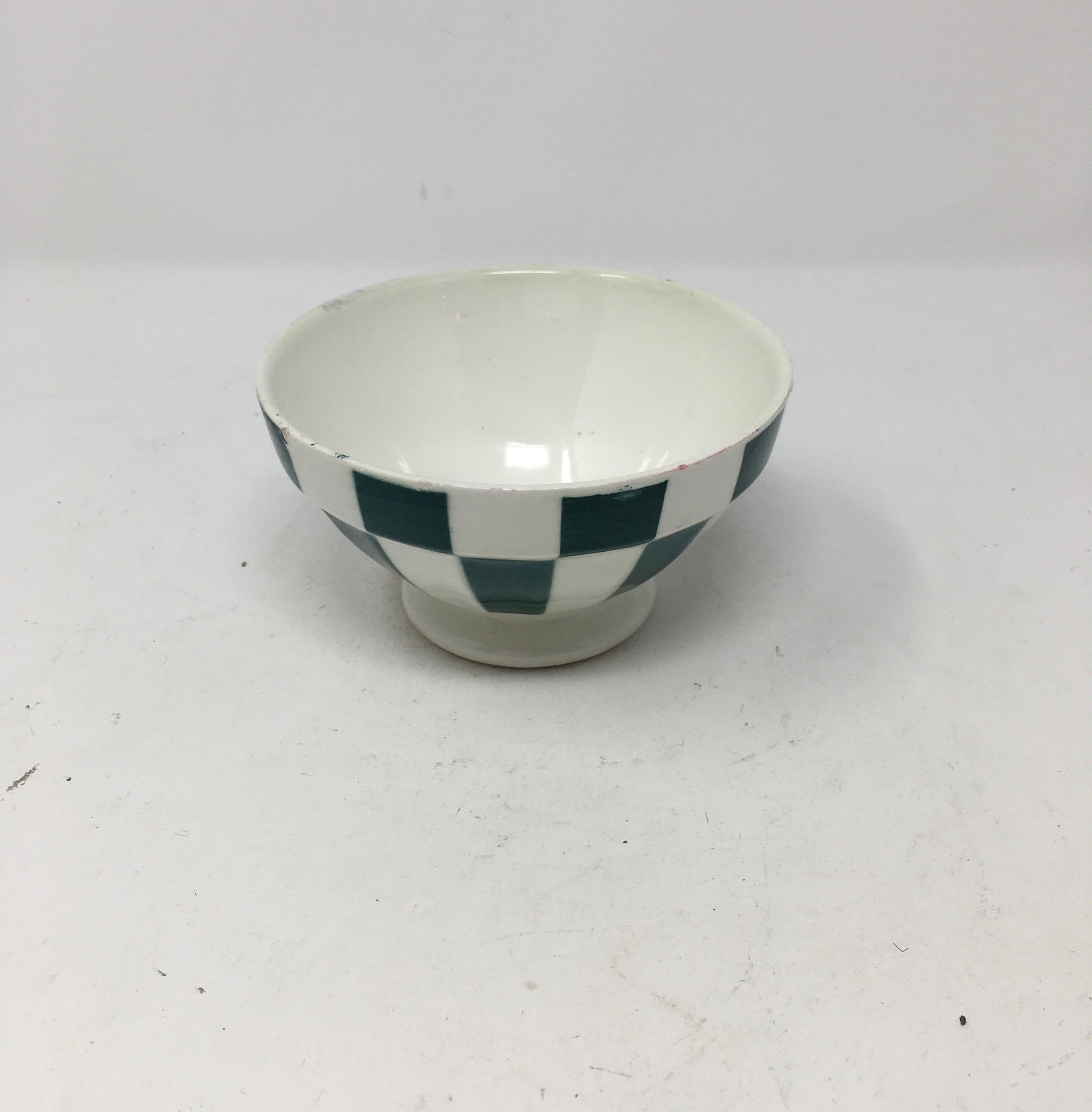 Found in the South of France, this Café au Lait bowl, was originally used in France to serve coffee or hot chocolate. Perfect for serving desserts or for a French country decor. Beautiful to mix and match with other bowls.