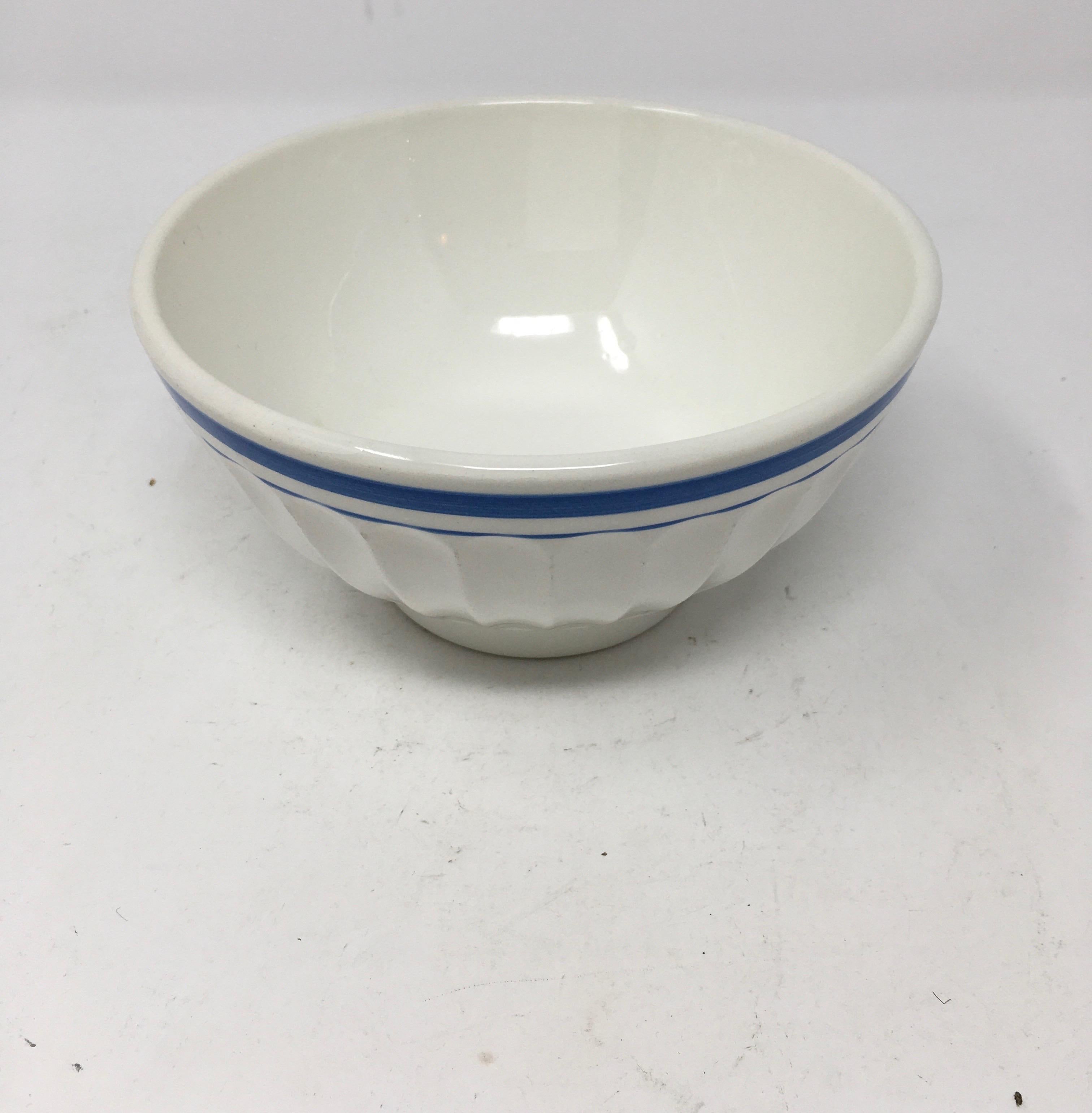 Found in the South of France, this Café au Lait bowl, was originally used in France to serve coffee or hot chocolate. Perfect for serving desserts or for a French country decor. Beautiful to mix and match with other bowls.