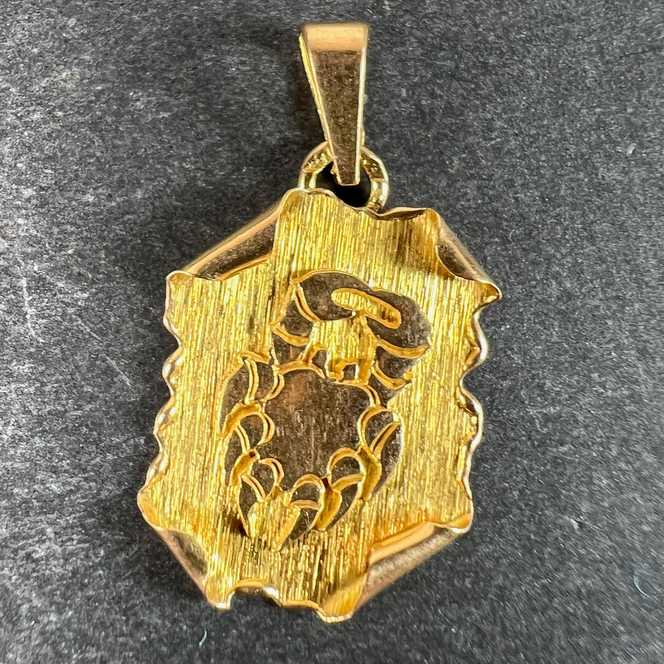 Pendentif à breloque en or jaune 18 carats (18K) conçu comme un rouleau représentant le signe Zodiacal du Cancer, figurant un crabe. Estampillé de la marque de l'aigle pour l'or 18 carats et la fabrication française et d'une marque de fabricant