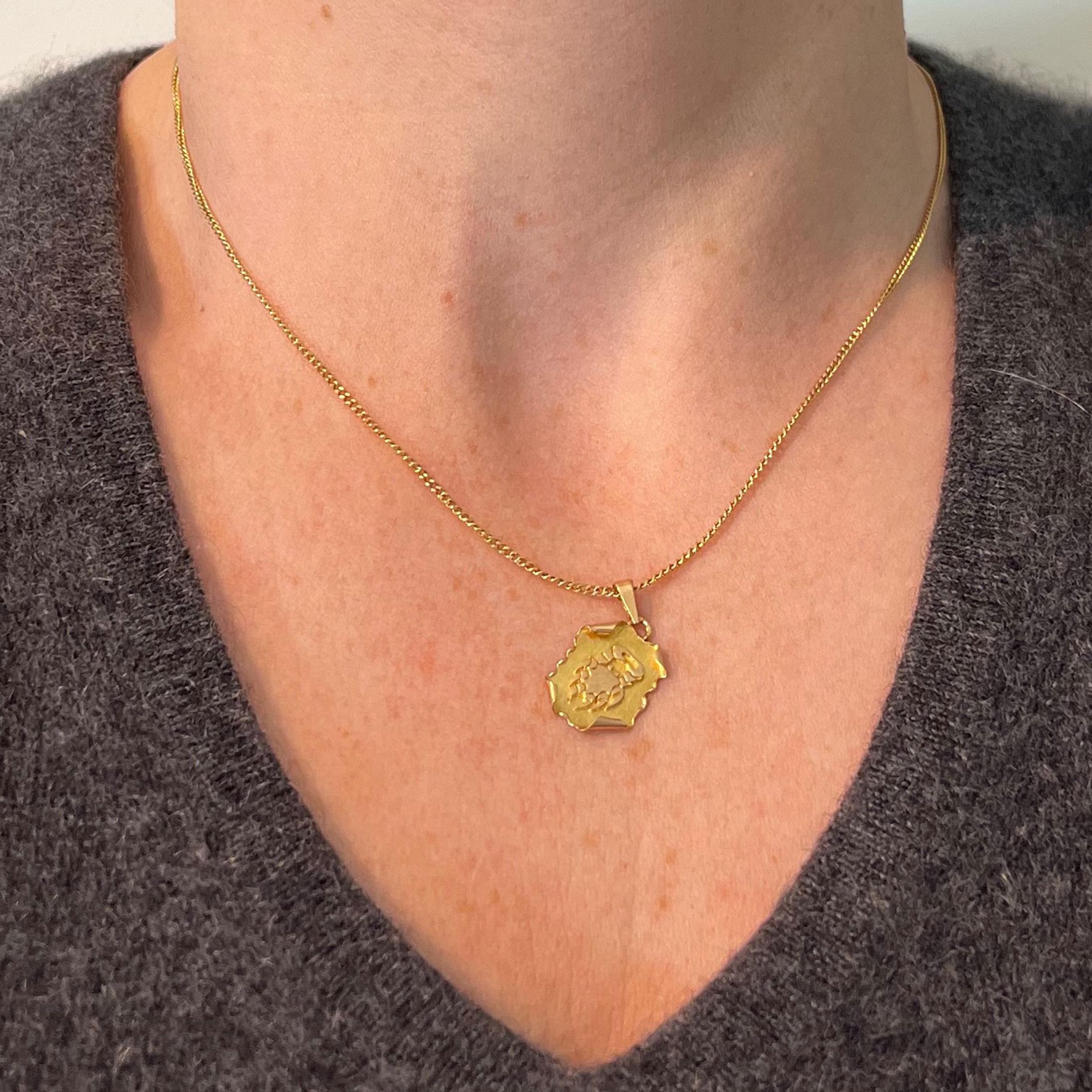 Rouleau de cancer français vintage  Pendentif à breloques en or jaune 18K Zodiac Unisexe en vente