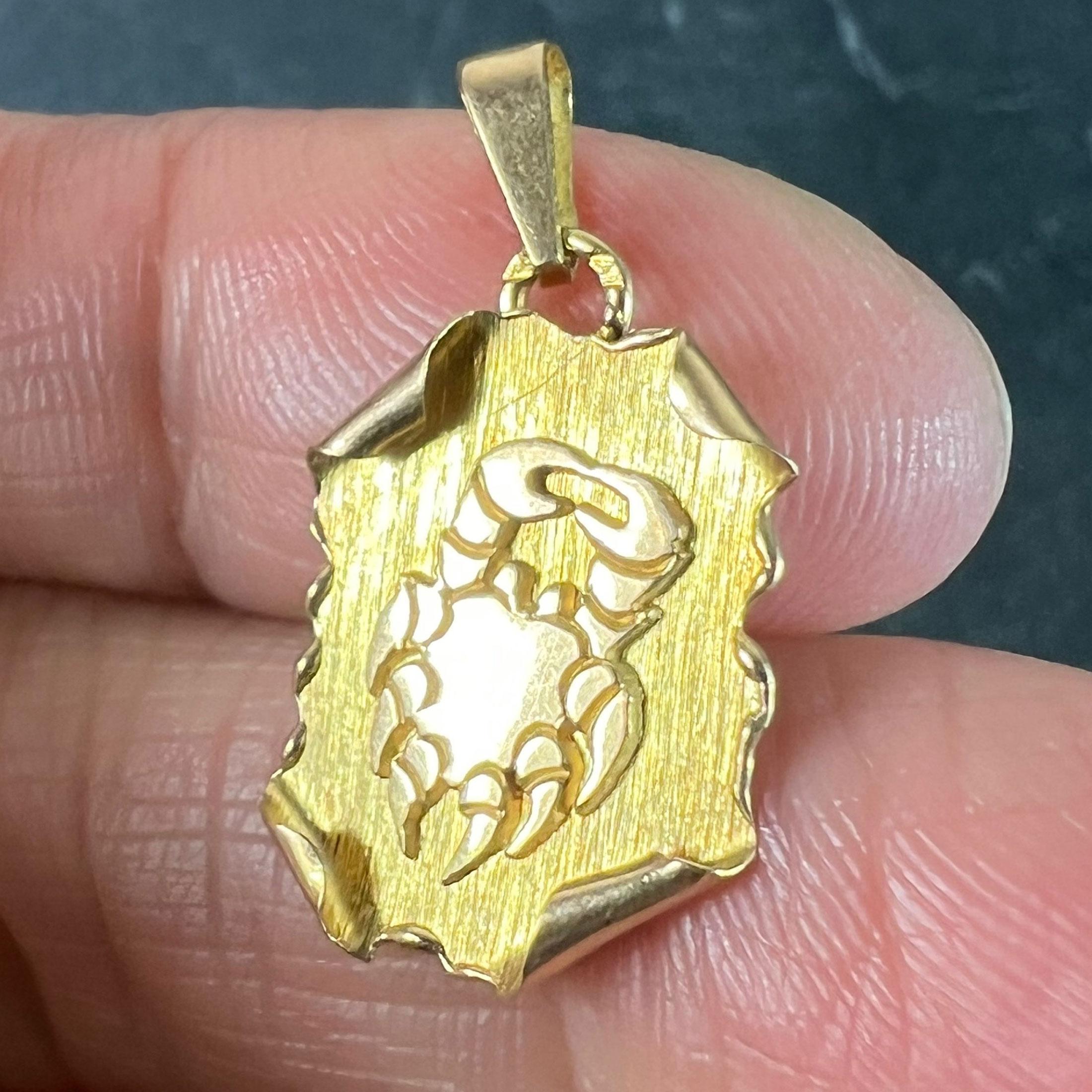 Rouleau de cancer français vintage  Pendentif à breloques en or jaune 18K Zodiac en vente 2