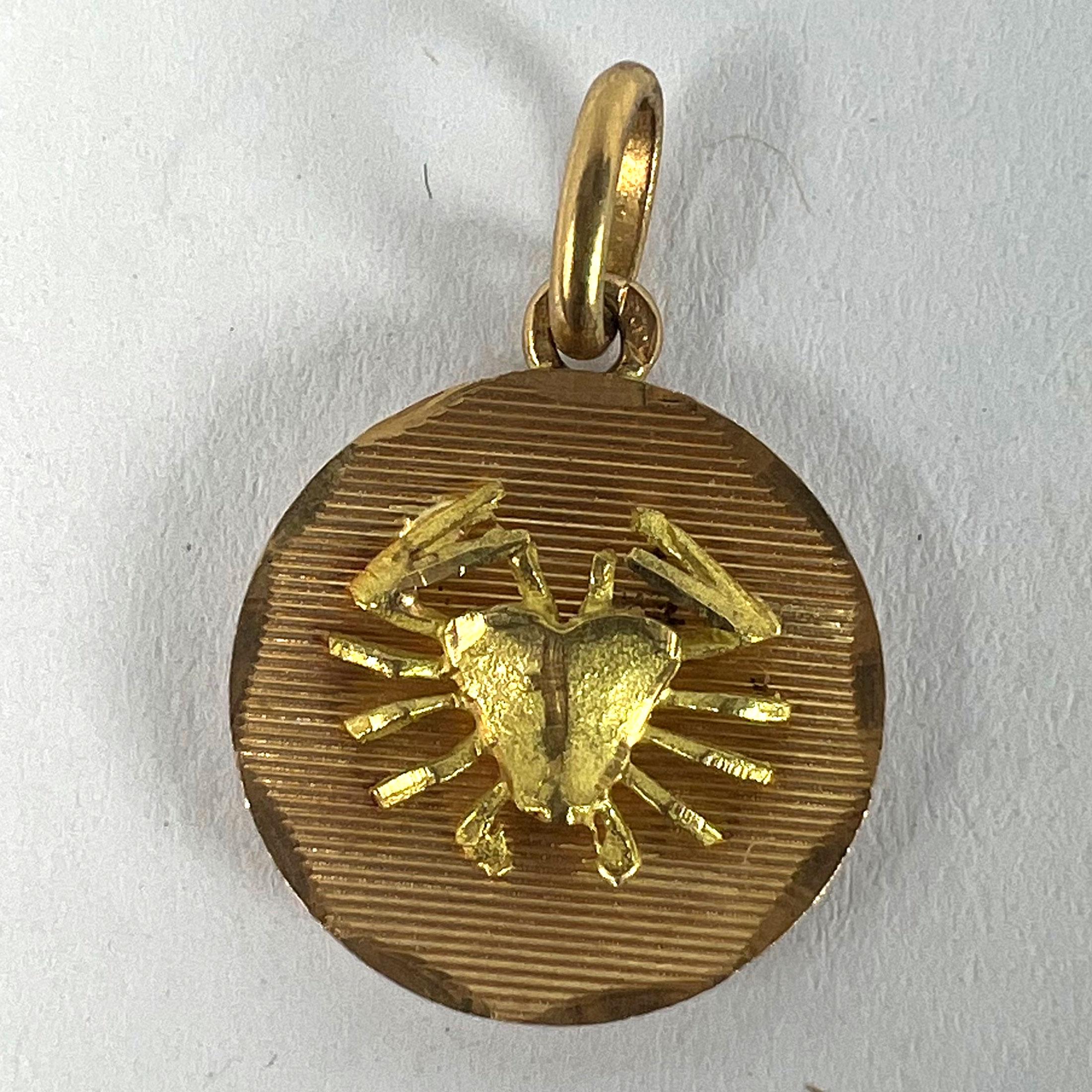 Ciondolo francese d'epoca dello Zodiaco del Cancro, in oro giallo 18 carati, con medaglia di charme in vendita 7