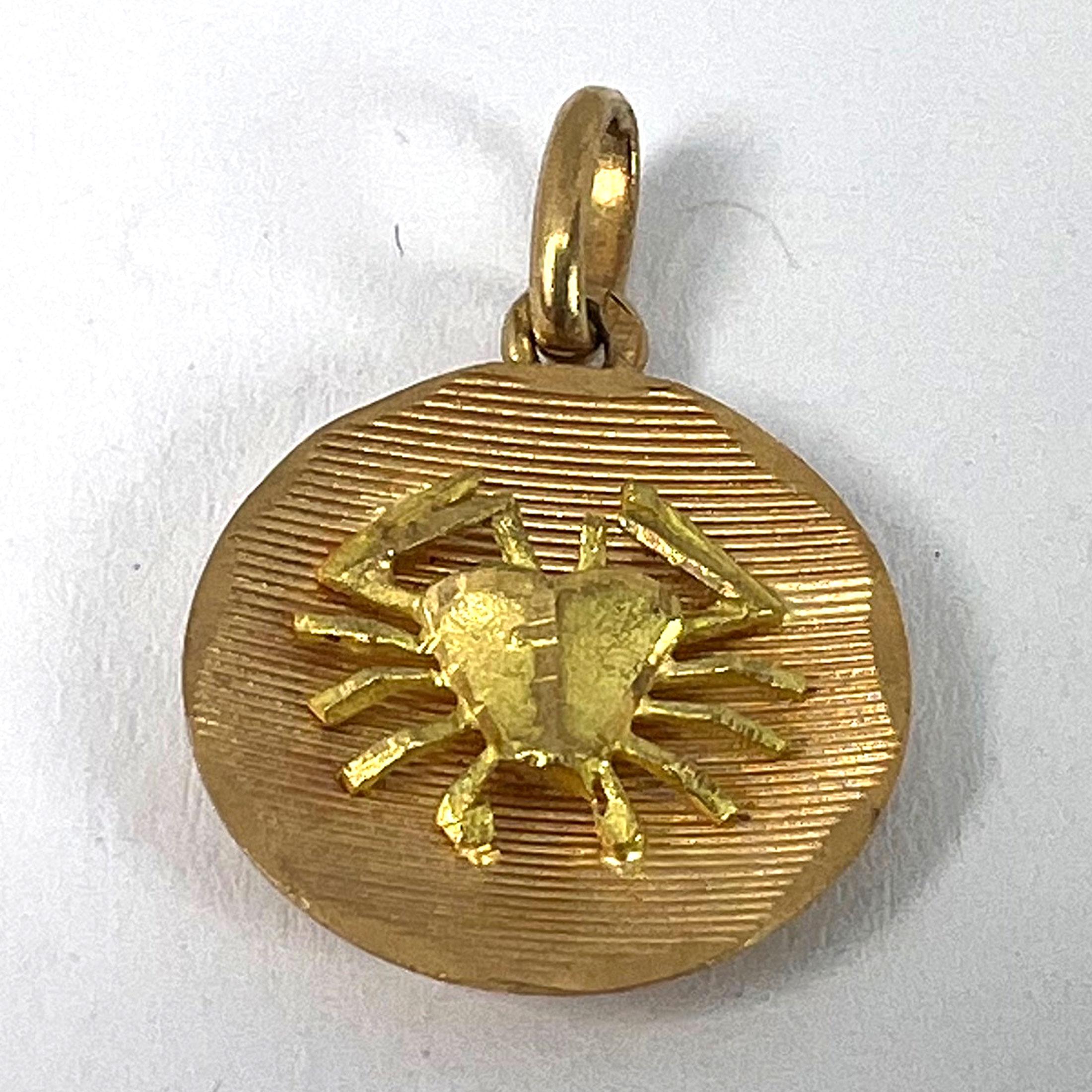 Ciondolo francese d'epoca dello Zodiaco del Cancro, in oro giallo 18 carati, con medaglia di charme in vendita 8