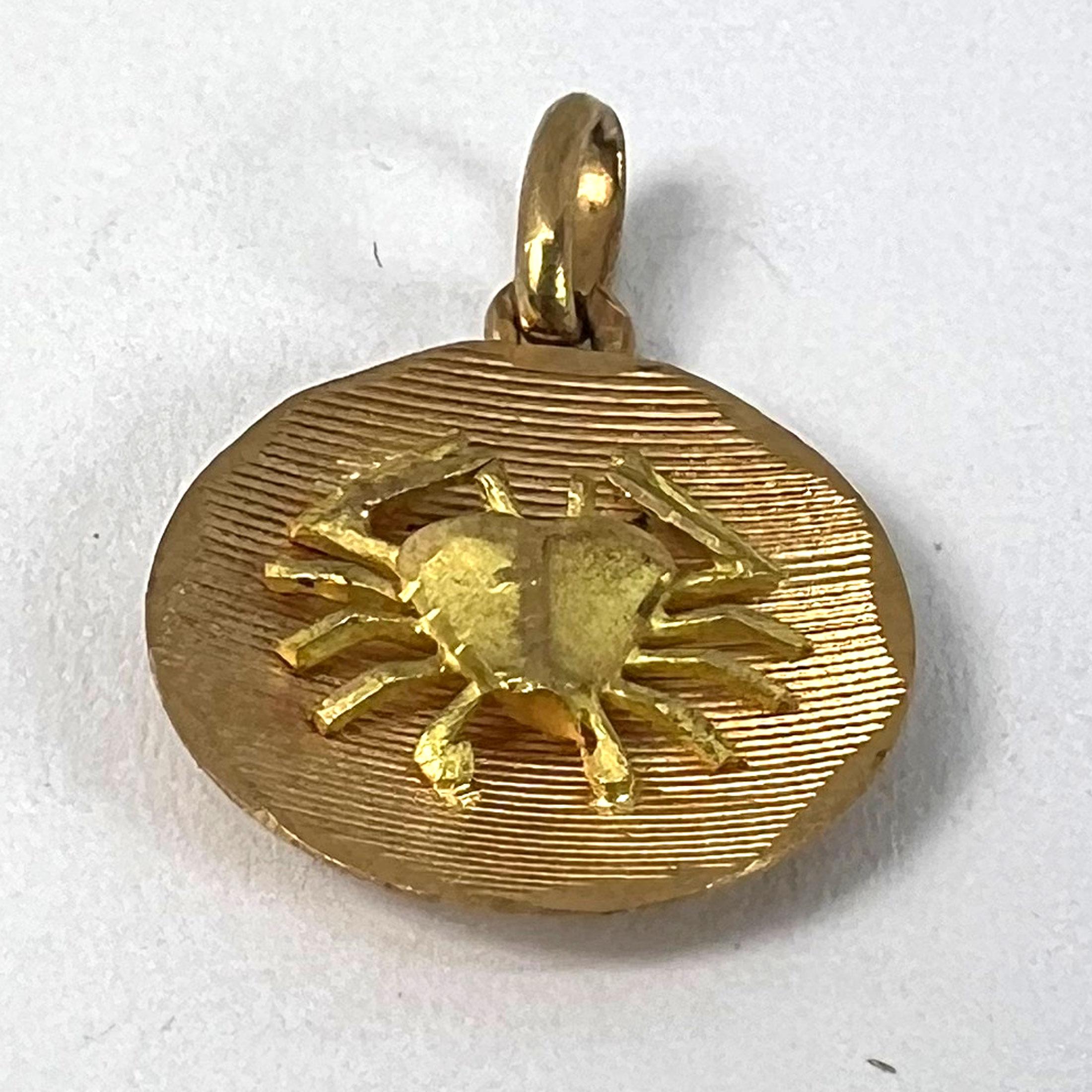 Ciondolo francese d'epoca dello Zodiaco del Cancro, in oro giallo 18 carati, con medaglia di charme in vendita 9