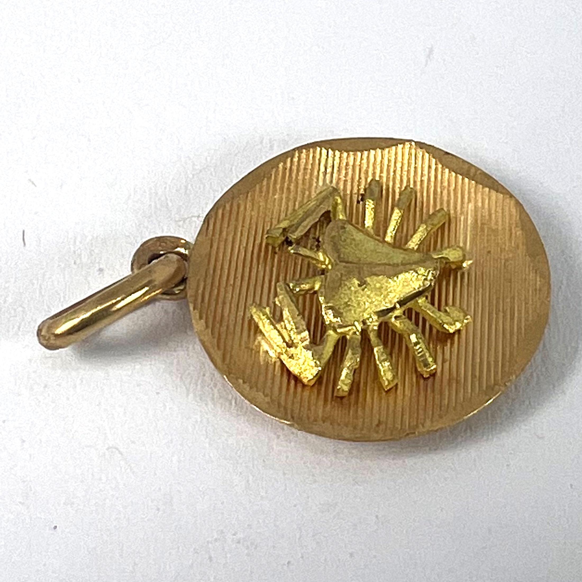 Ciondolo francese d'epoca dello Zodiaco del Cancro, in oro giallo 18 carati, con medaglia di charme in vendita 10