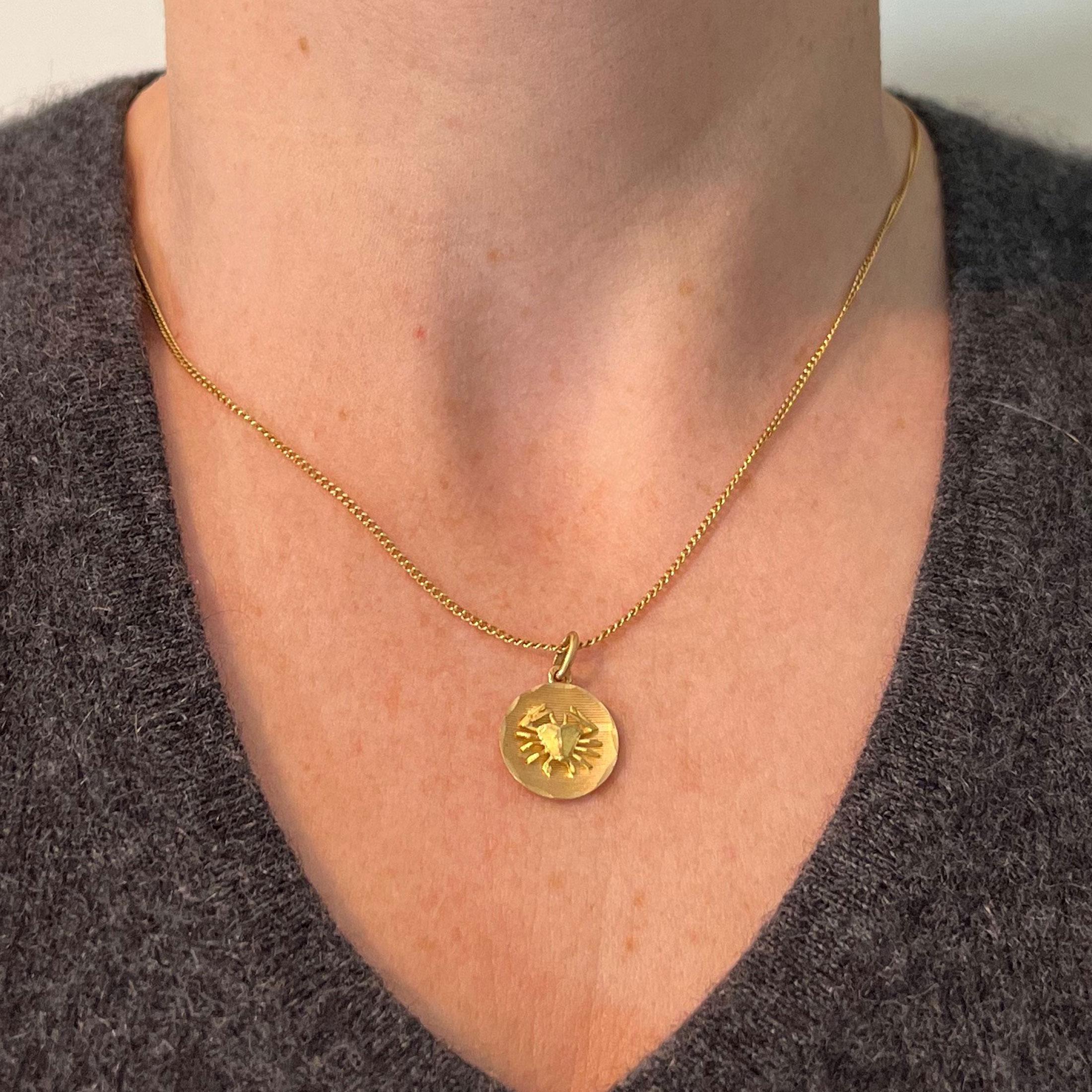 da uomo o donna Ciondolo francese d'epoca dello Zodiaco del Cancro, in oro giallo 18 carati, con medaglia di charme in vendita