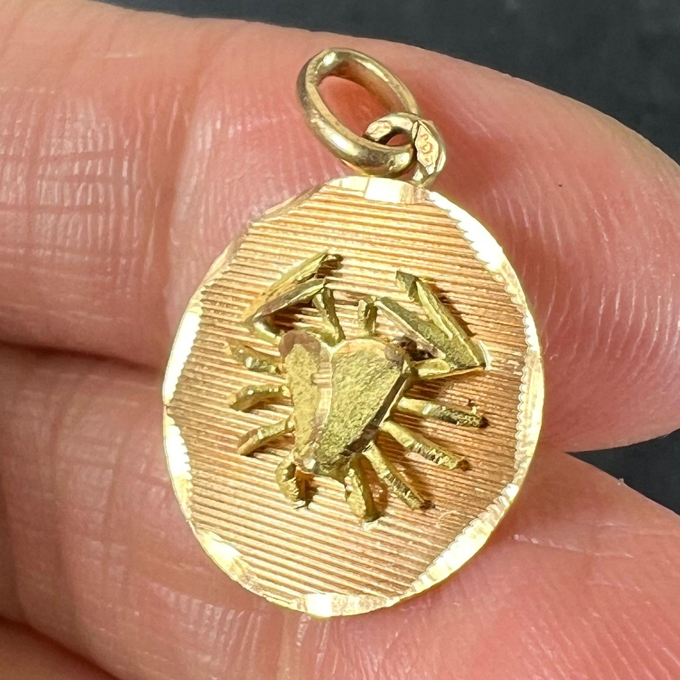 Ciondolo francese d'epoca dello Zodiaco del Cancro, in oro giallo 18 carati, con medaglia di charme in vendita 2