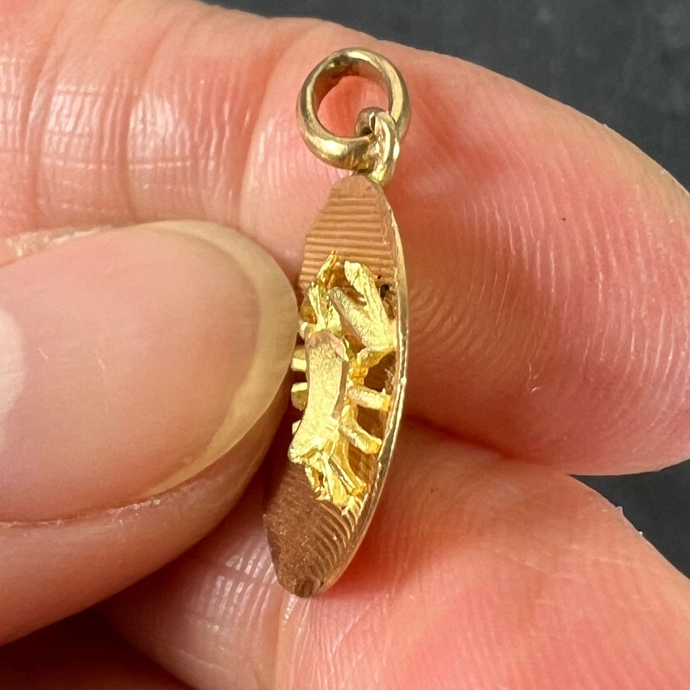 Ciondolo francese d'epoca dello Zodiaco del Cancro, in oro giallo 18 carati, con medaglia di charme in vendita 3