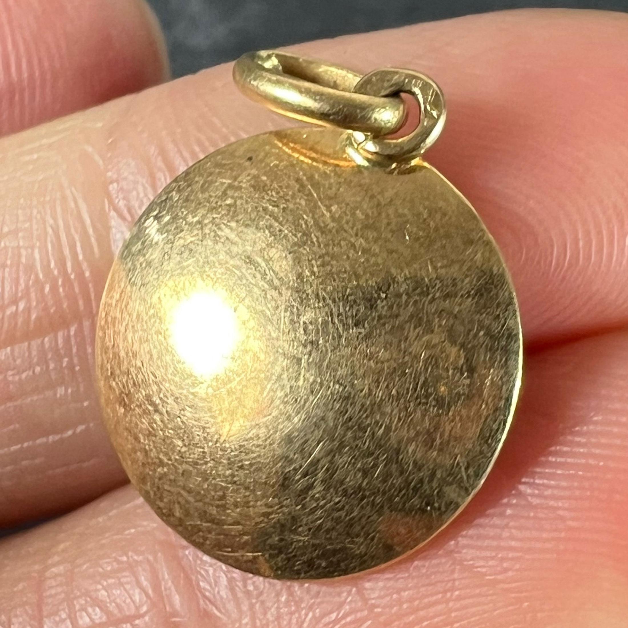 Ciondolo francese d'epoca dello Zodiaco del Cancro, in oro giallo 18 carati, con medaglia di charme in vendita 4