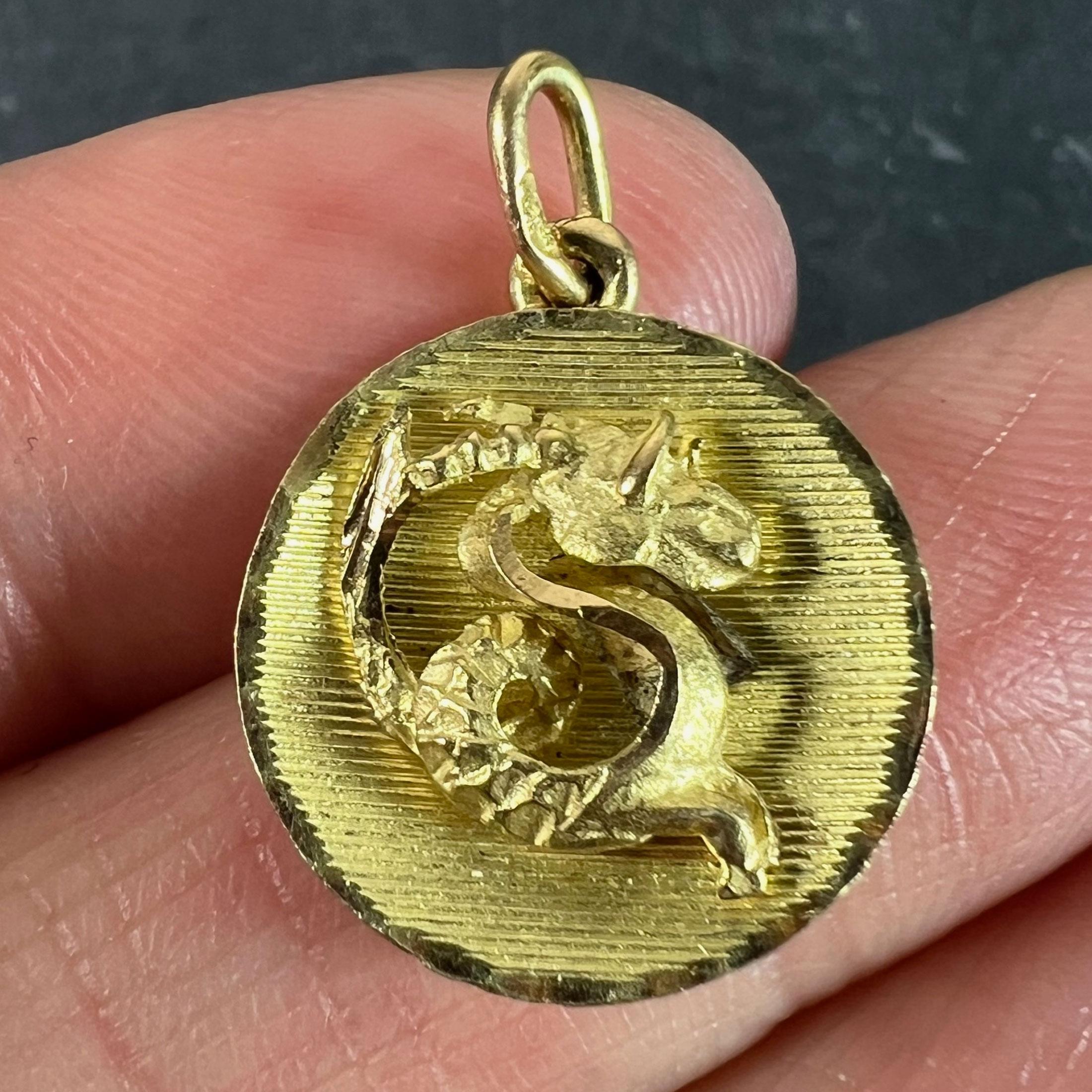 Pendentif médaille en or jaune 18 carats Capricorne signe astrologique du Zodiac en vente 1