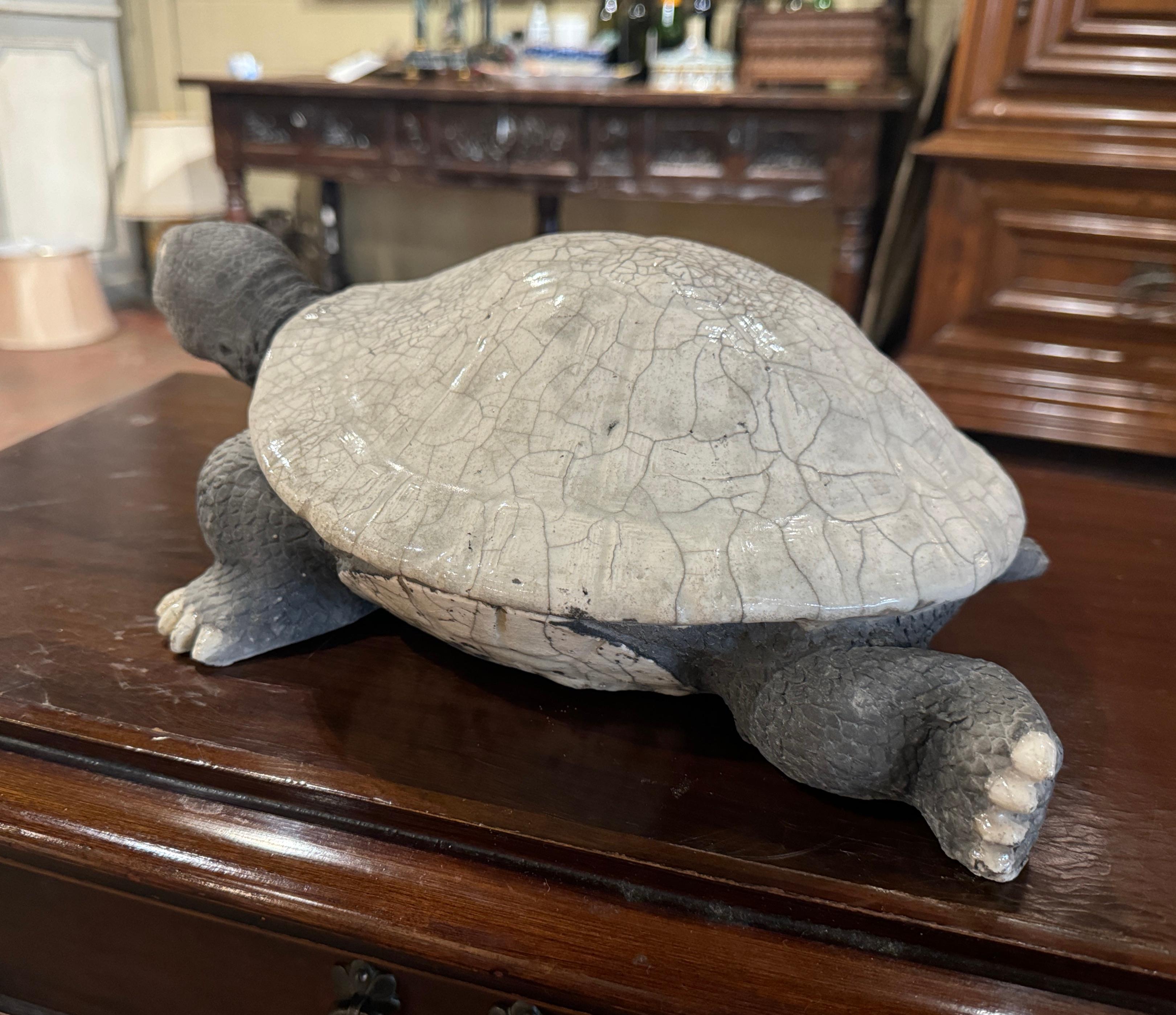 XXI secolo e contemporaneo Scultura di tartaruga francese d'epoca in ceramica intagliata a due toni e screpolata Metodo Raku in vendita