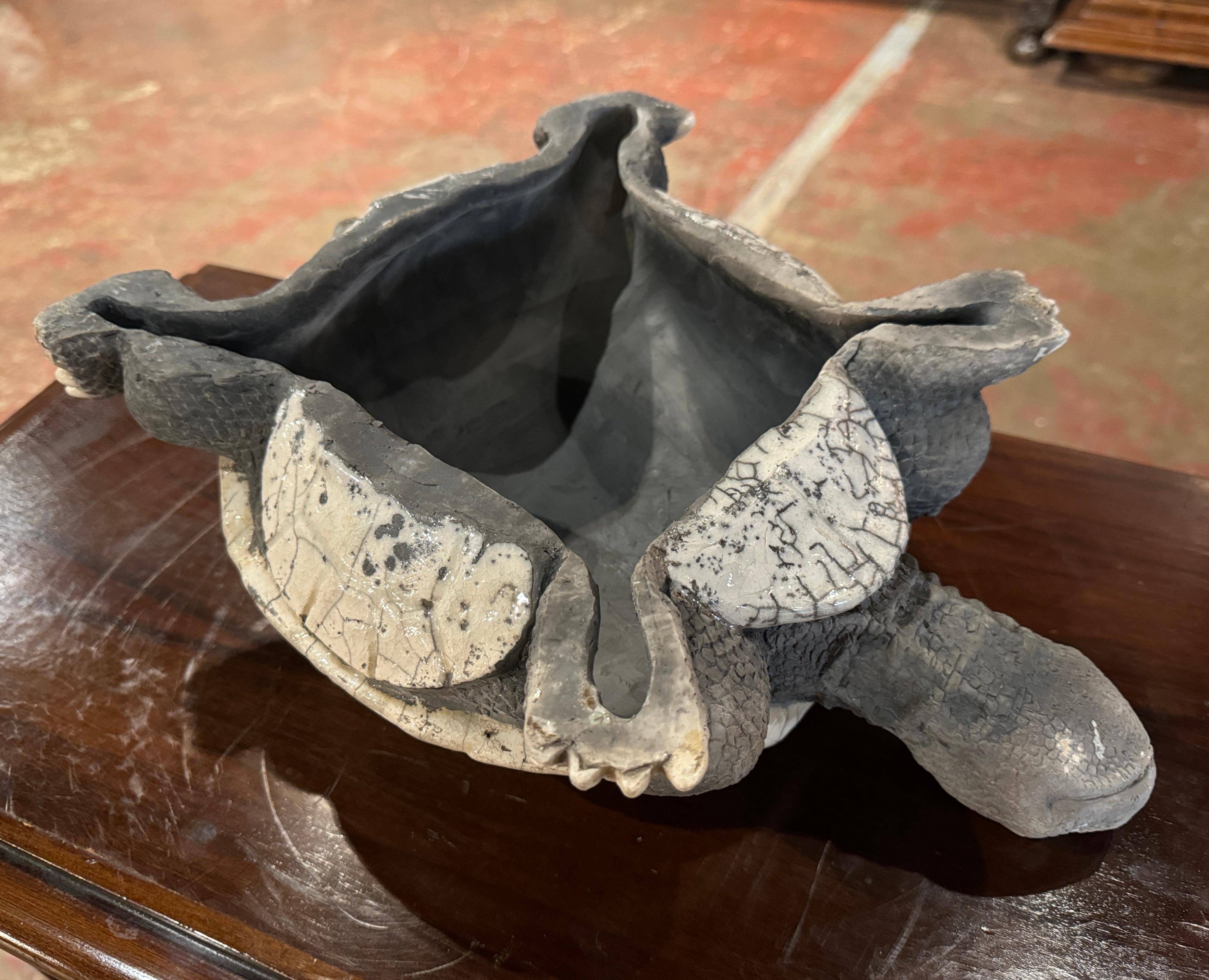 Scultura di tartaruga francese d'epoca in ceramica intagliata a due toni e screpolata Metodo Raku in vendita 1