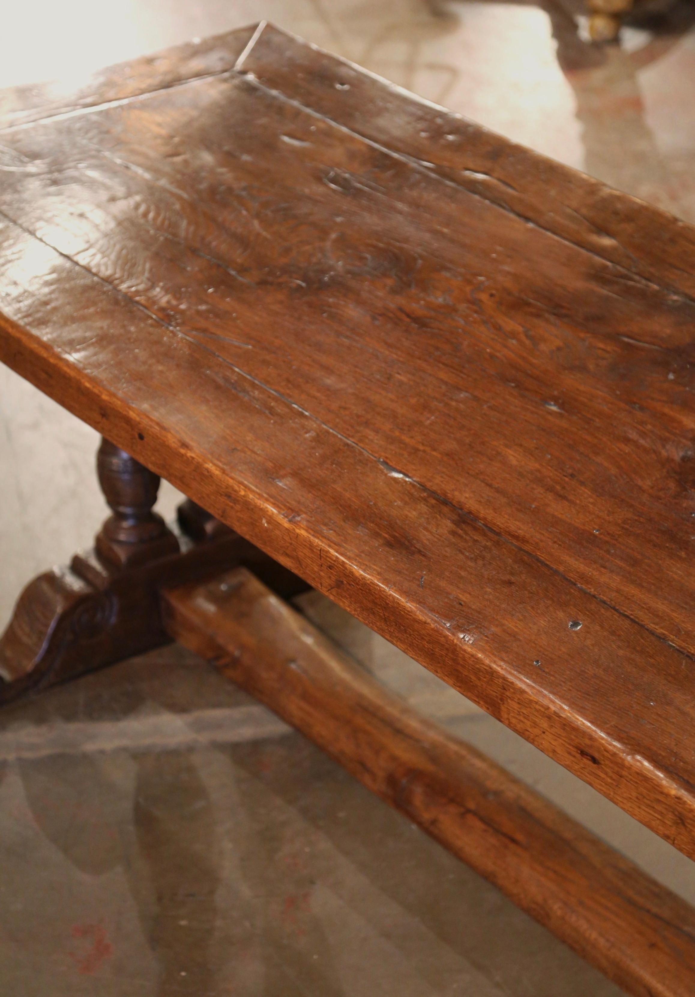 Vintage Französisch geschnitzt Chestnut & Oak Trestle Dining Table aus den Pyrenäen (Louis XIII.) im Angebot