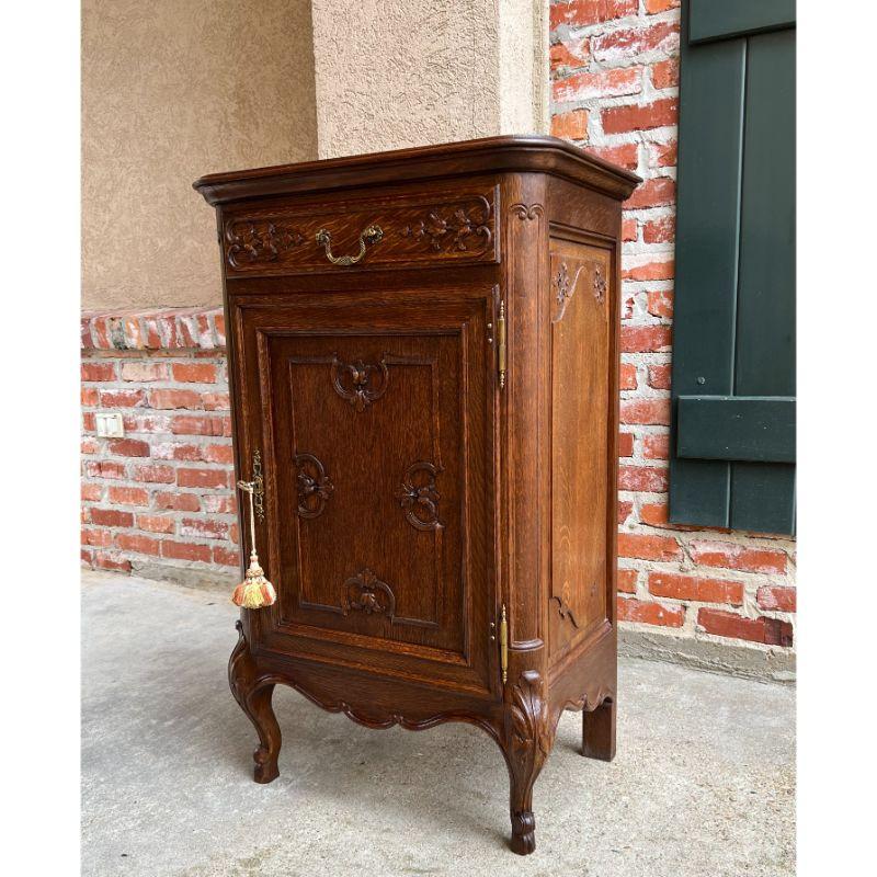 Vintage French Carved Oak Cabinet Display Stand Louis XV Style Wine Table In Good Condition In Shreveport, LA