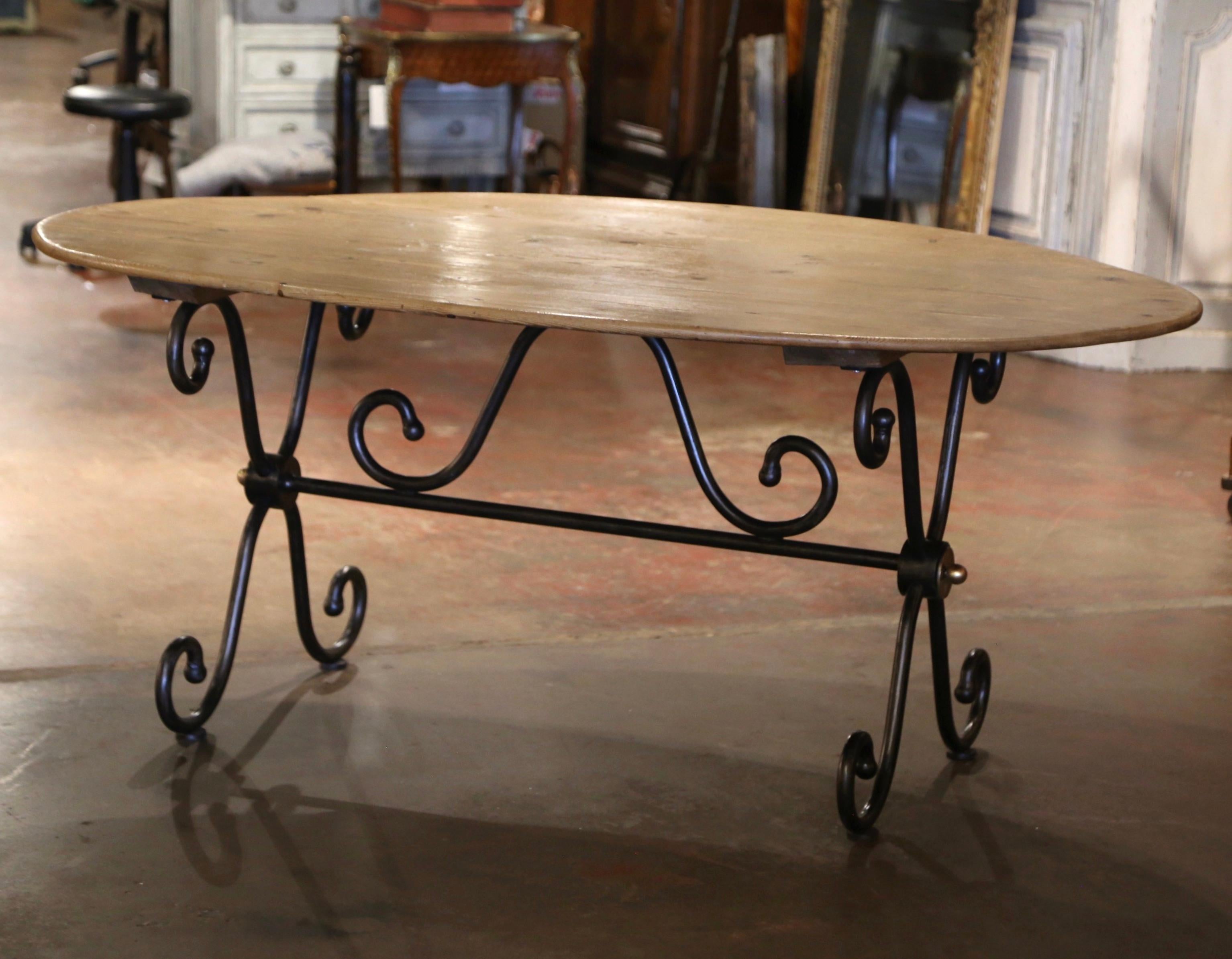 Cette table de salle à manger confortable a été fabriquée en France à partir de bois de pin et selon un design français simple. La chaleur  Le plateau de la table a une finition lisse et naturelle, offrant un contraste saisissant avec la base en fer