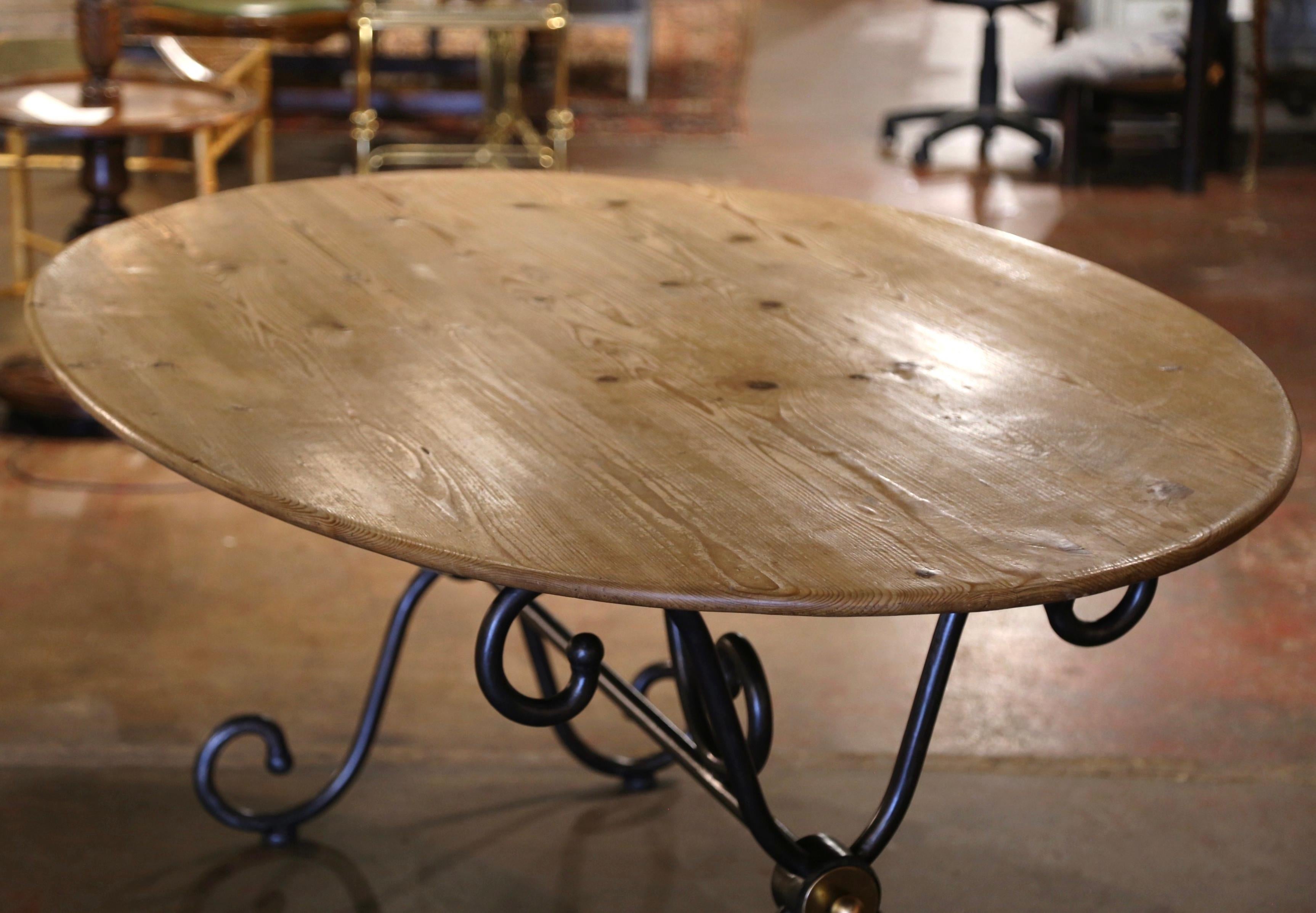 Country Table de salle à manger ovale française sculptée en pin sur base en fer poli en vente