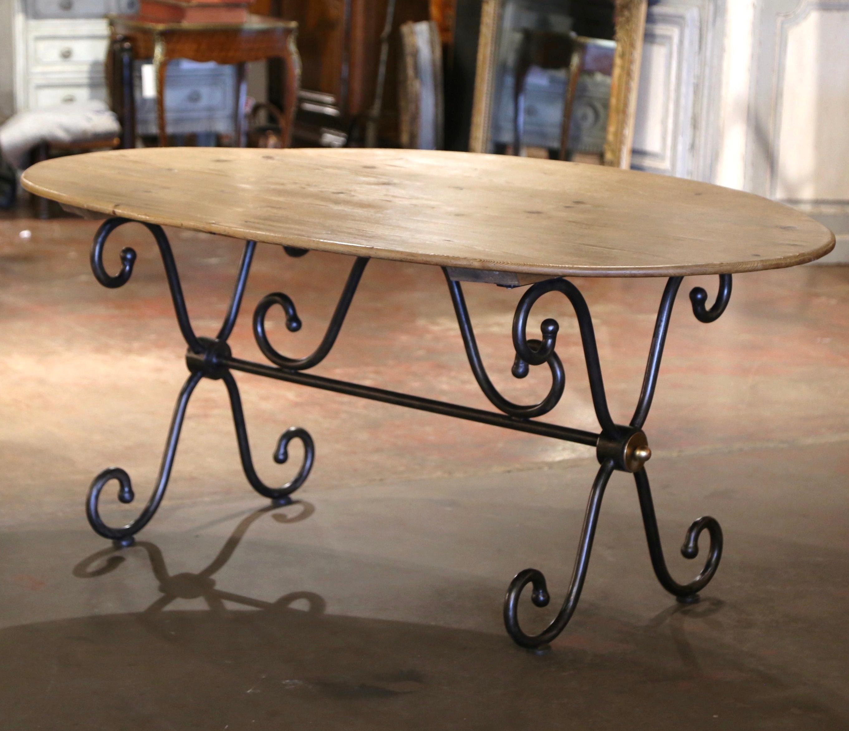 Table de salle à manger ovale française sculptée en pin sur base en fer poli Excellent état - En vente à Dallas, TX