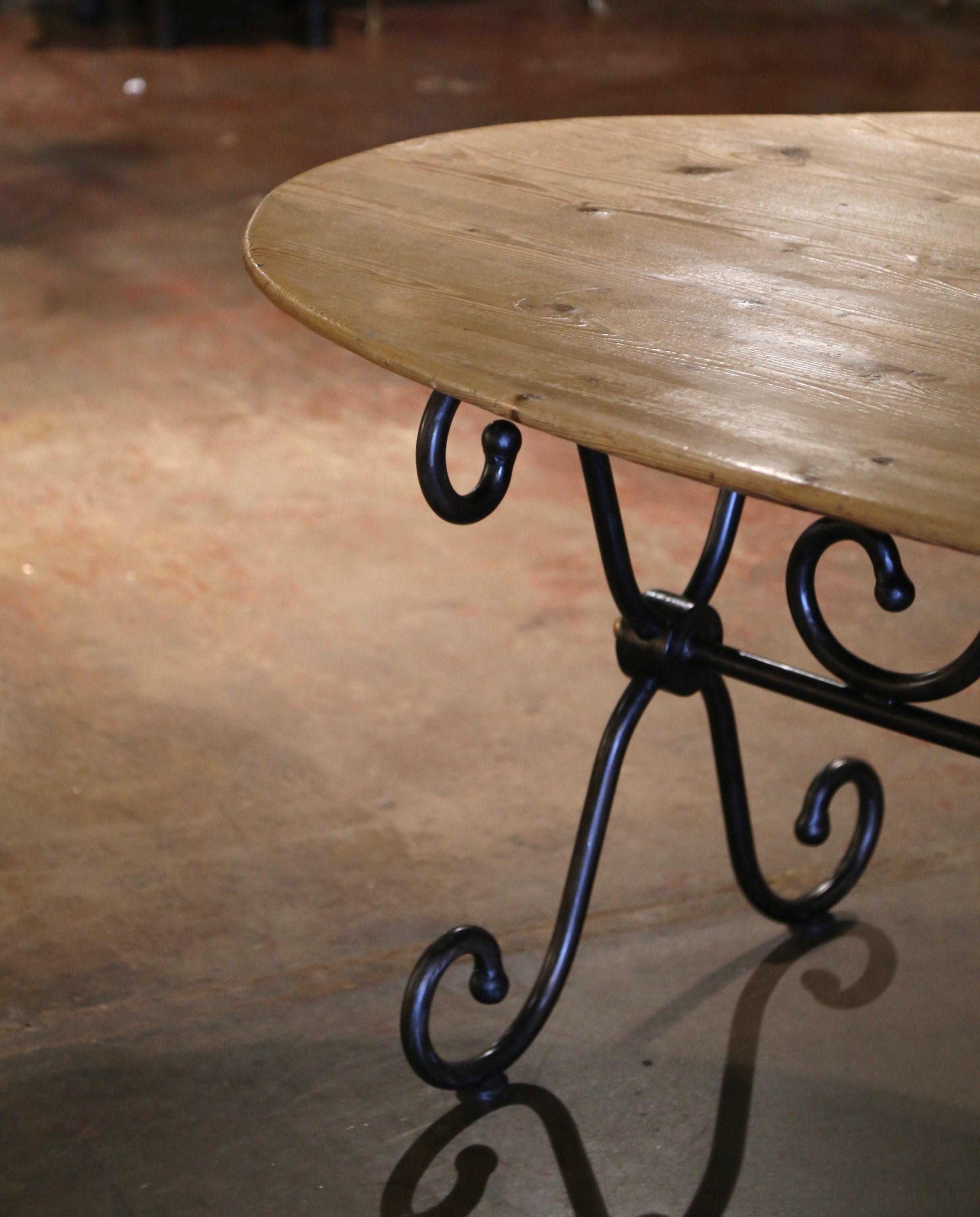 Bronze Table de salle à manger ovale française sculptée en pin sur base en fer poli en vente