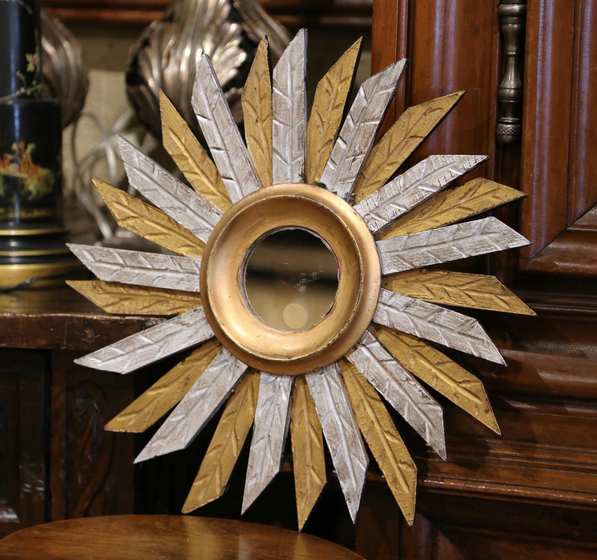 Ajoutez un bel éclat à votre intérieur avec ce miroir soleil vintage qui attire tous les regards. Sculpté à la main en France vers 1990, le miroir présente un verre circulaire central convexe entouré de rayons ou d'éclats qui ressemblent à des