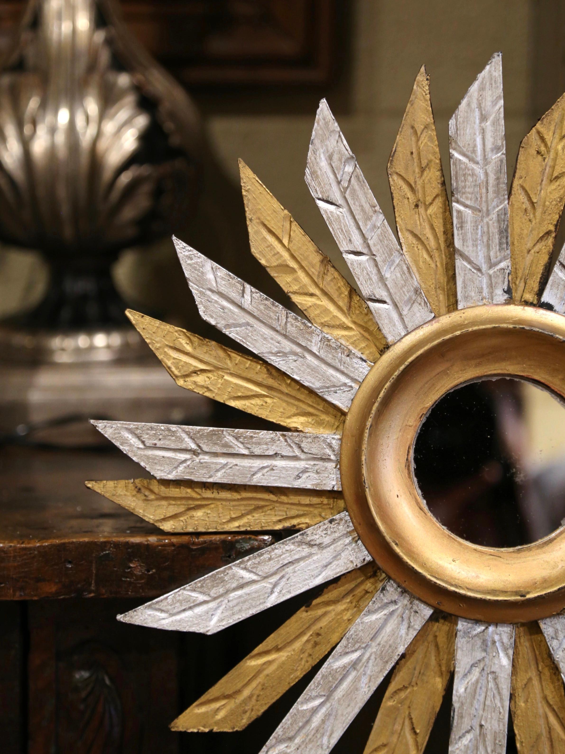 Français Miroir mural sculpté français bicolore doré et peint en argent Sunburst en vente