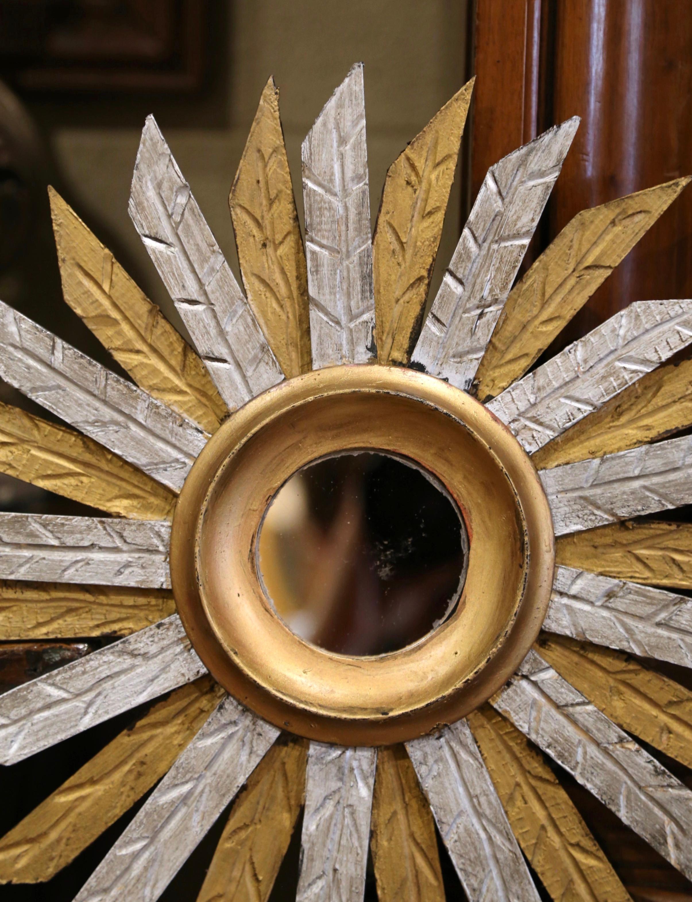 Sculpté à la main Miroir mural sculpté français bicolore doré et peint en argent Sunburst en vente