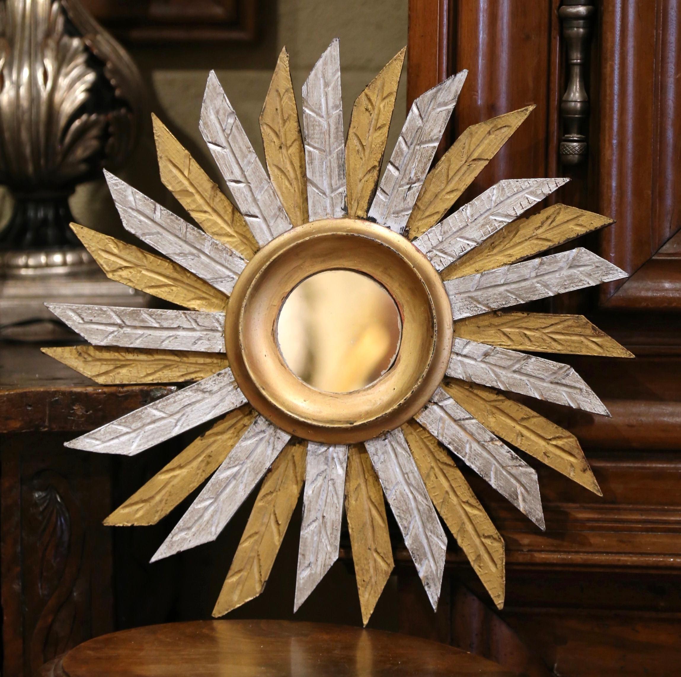 Miroir mural sculpté français bicolore doré et peint en argent Sunburst Excellent état - En vente à Dallas, TX