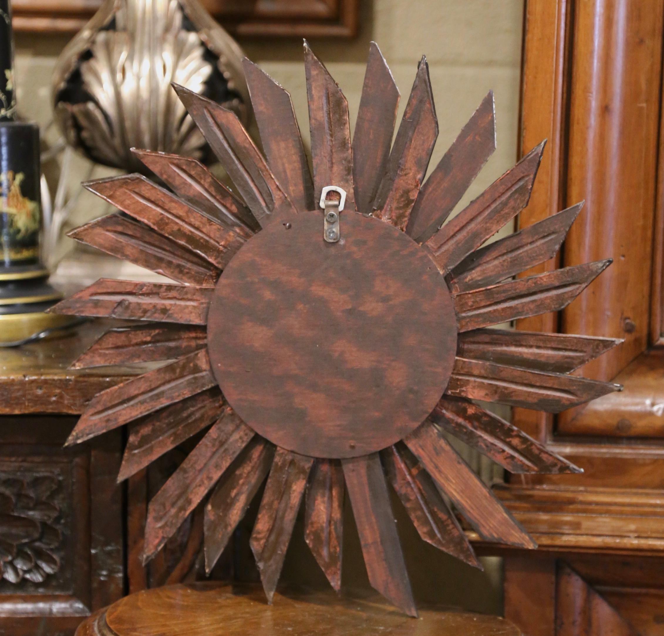 20ième siècle Miroir mural sculpté français bicolore doré et peint en argent Sunburst en vente