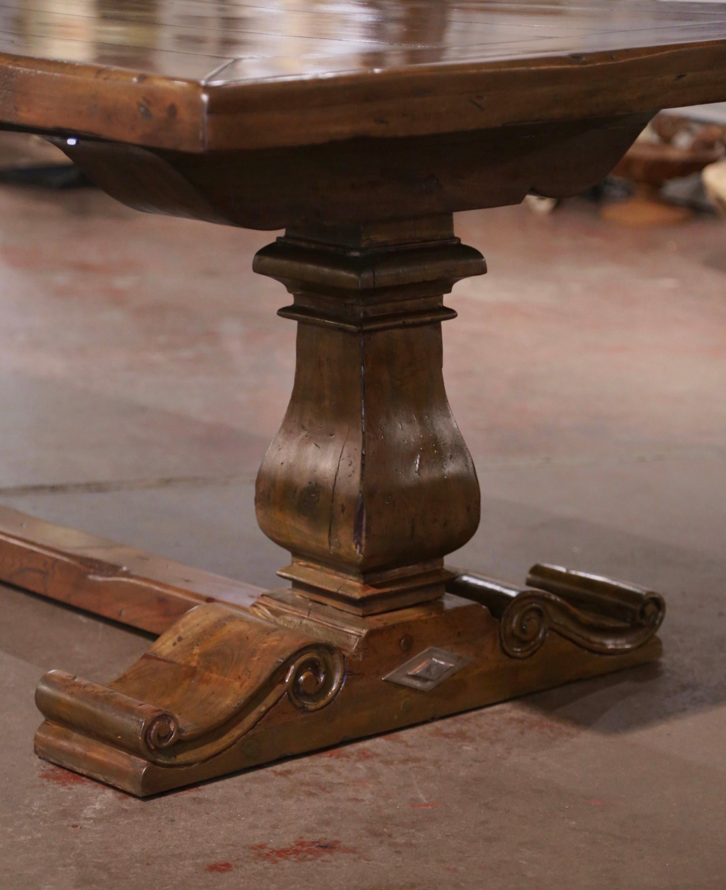 Mesa caballete refractaria francesa vintage tallada en nogal de monasterio Francés