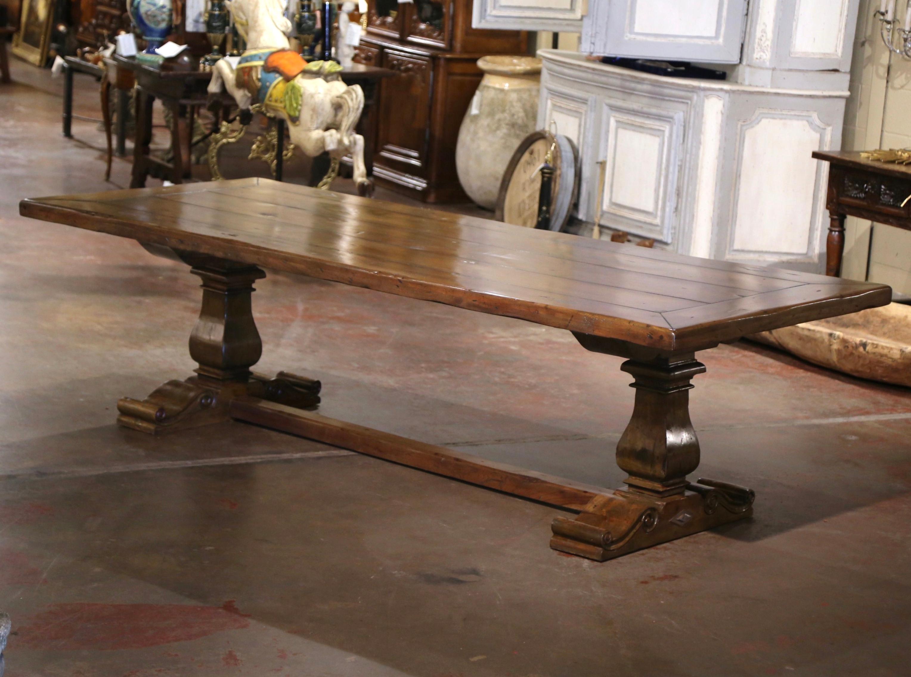 Mesa caballete refractaria francesa vintage tallada en nogal de monasterio Tallado a mano