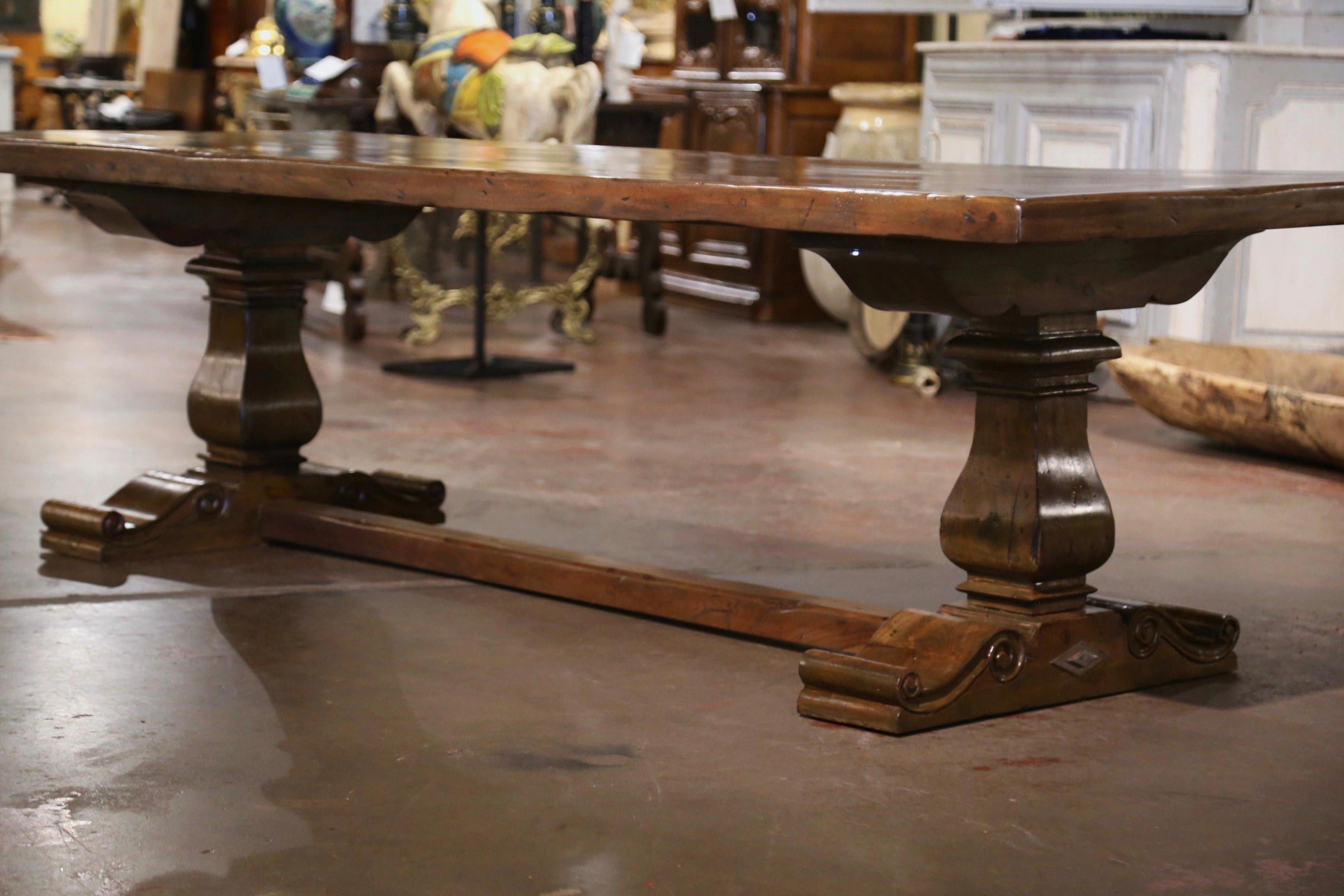 Mesa caballete refractaria francesa vintage tallada en nogal de monasterio en Excelente Estado en Dallas, TX