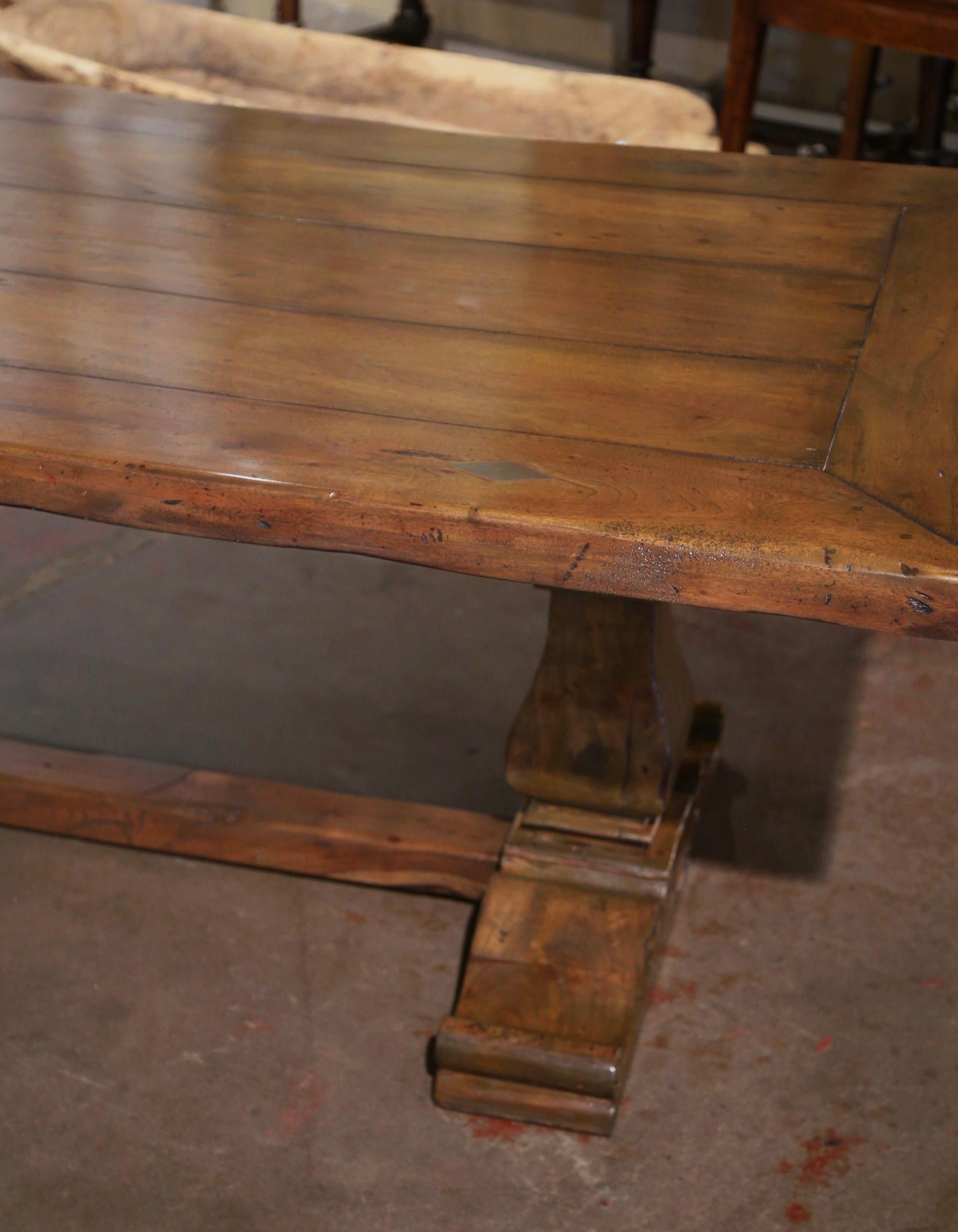 Mesa caballete refractaria francesa vintage tallada en nogal de monasterio Siglo XXI y contemporáneo