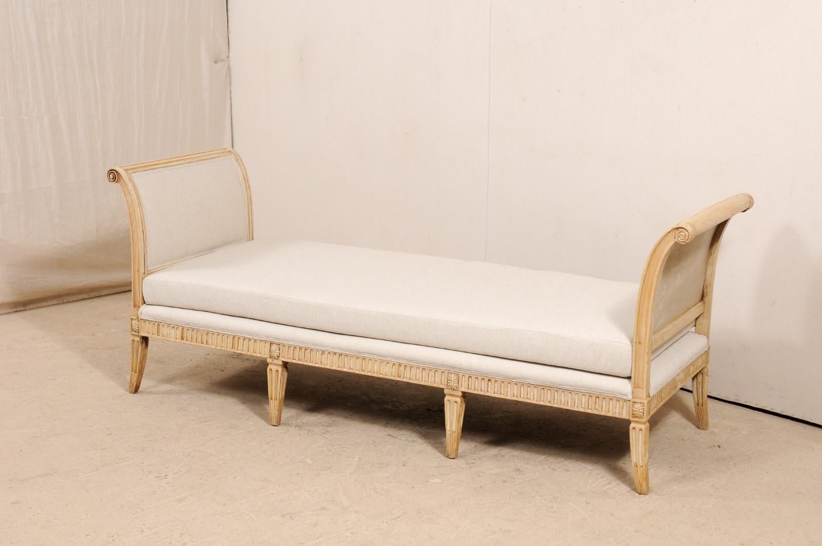 Französische Sofabank aus geschnitztem Holz und gepolstertem Holz, Vintage im Zustand „Gut“ in Atlanta, GA