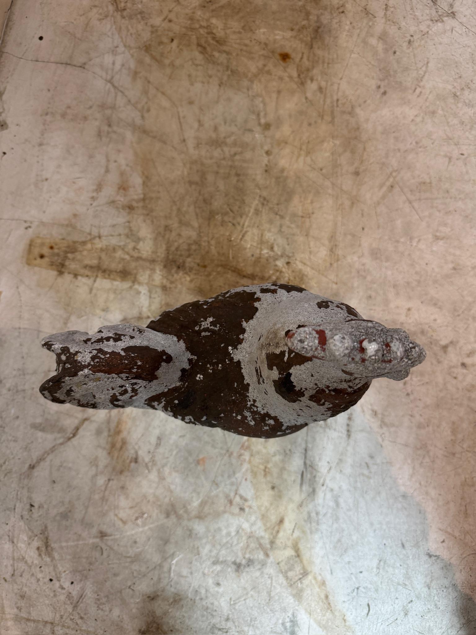 Questa scultura francese vintage di gallo in cemento è un pezzo decorativo splendidamente invecchiato, ideale sia per gli interni che per gli esterni. Questa scultura, che presenta una patina di tempo con resti della sua finitura originale dipinta a