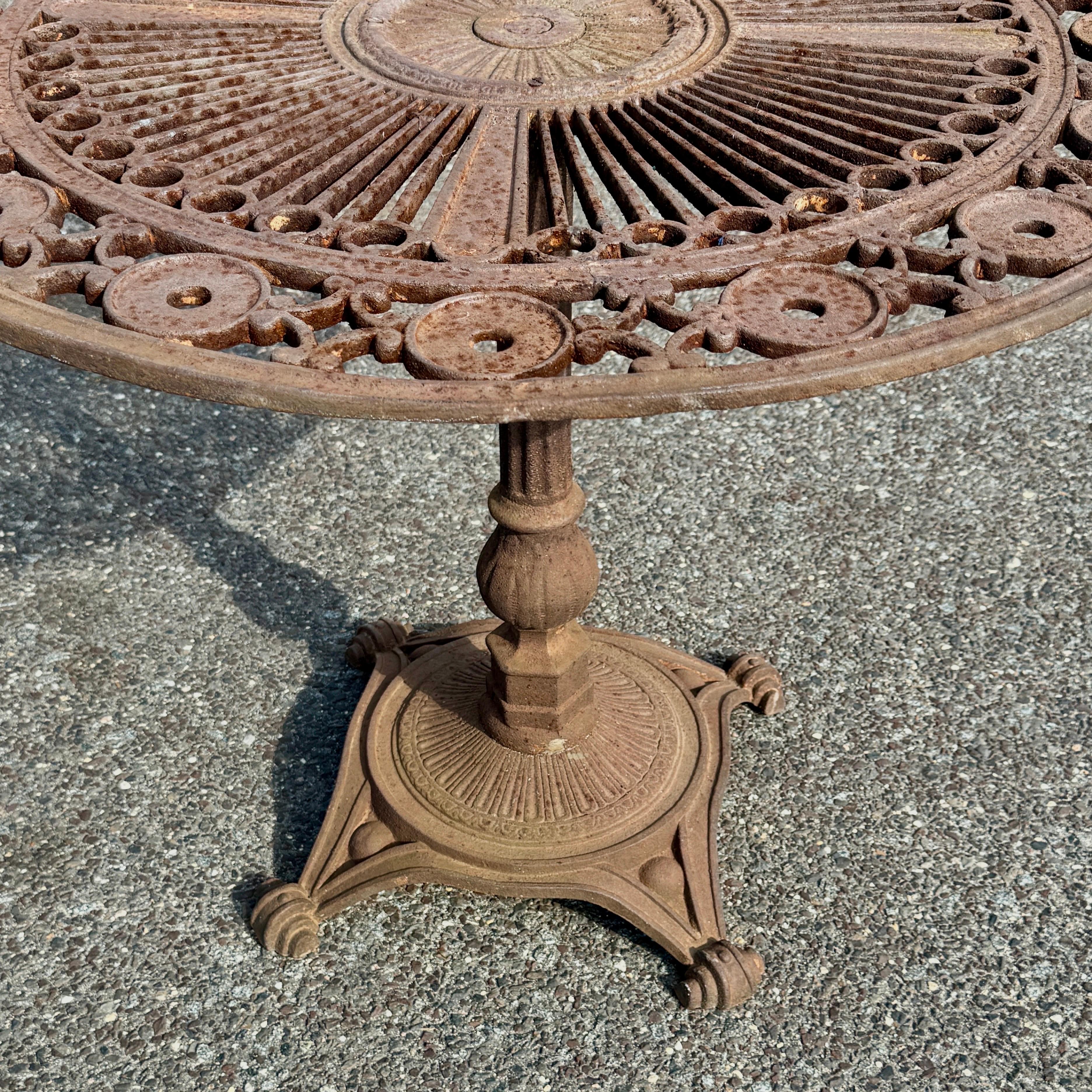 Vintage French Cast Iron Round Garden Table In Good Condition In Haddonfield, NJ