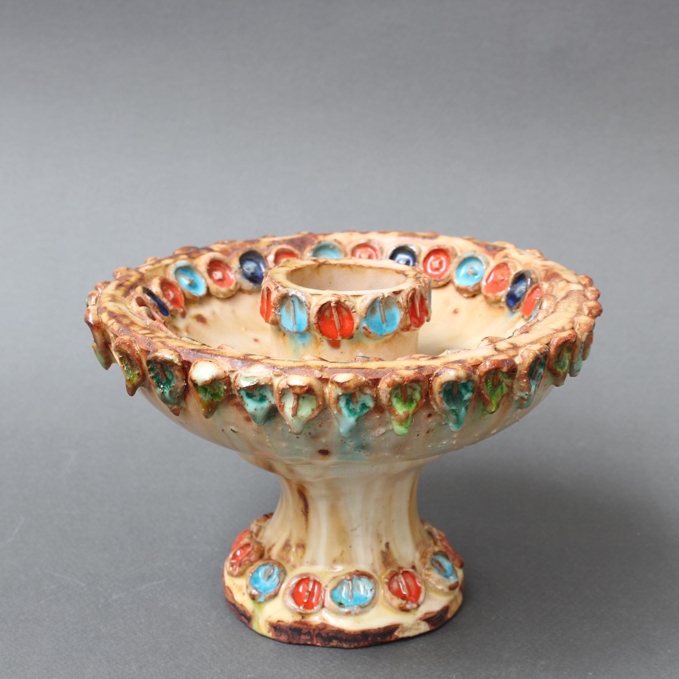 Portacandele francese d'epoca a motivi floreali in ceramica di La Roue, Vallauris, Francia (circa anni '60). Un affascinante pezzo decorativo con dettagli rustici e colorati. La ceramica è in scala ridotta ed è stata progettata per assomigliare alla
