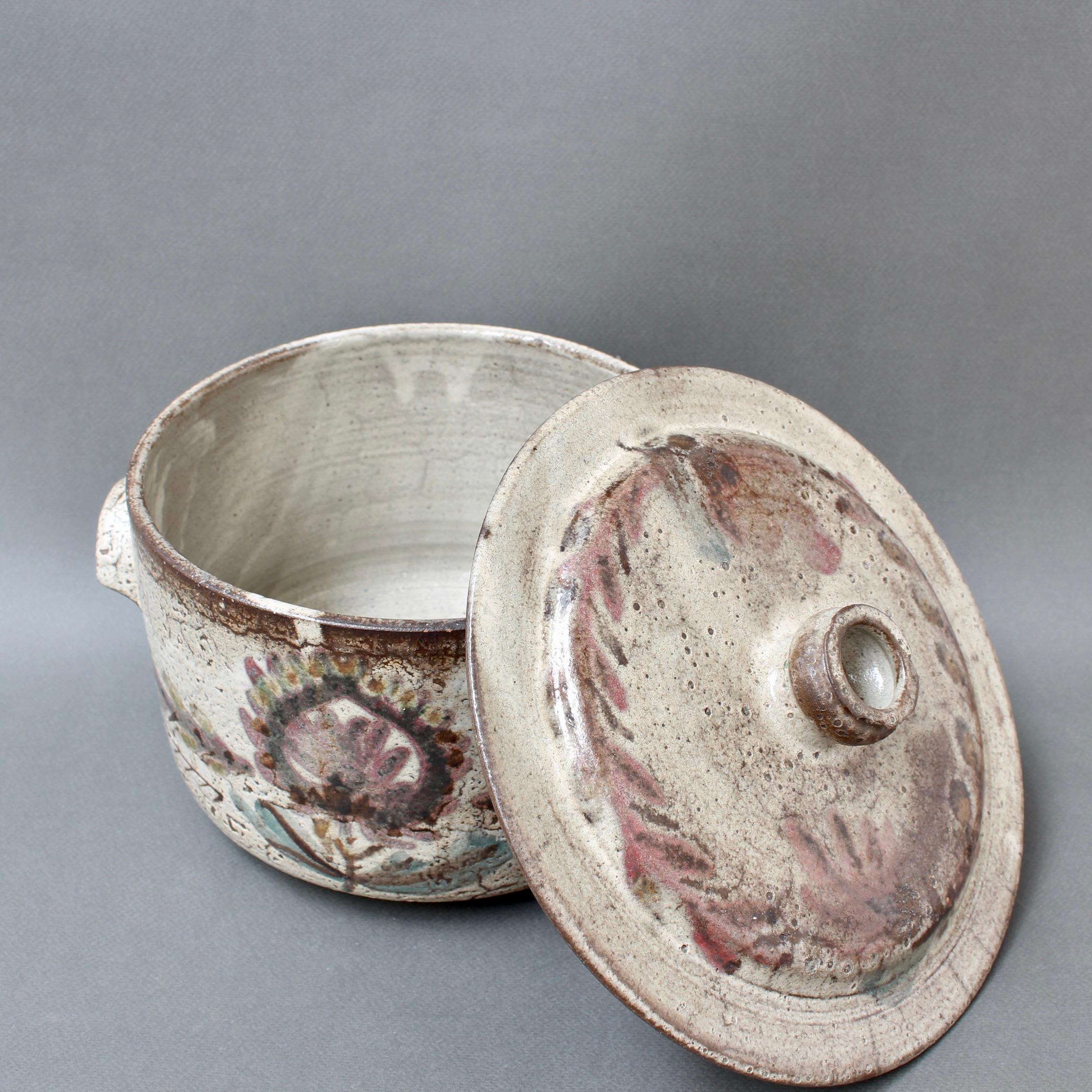 Klassische französische Keramikkasserolle mit Deckel von Gustave Reynaud - Le Mûrier (Mitte des 20. Jahrhunderts) im Angebot