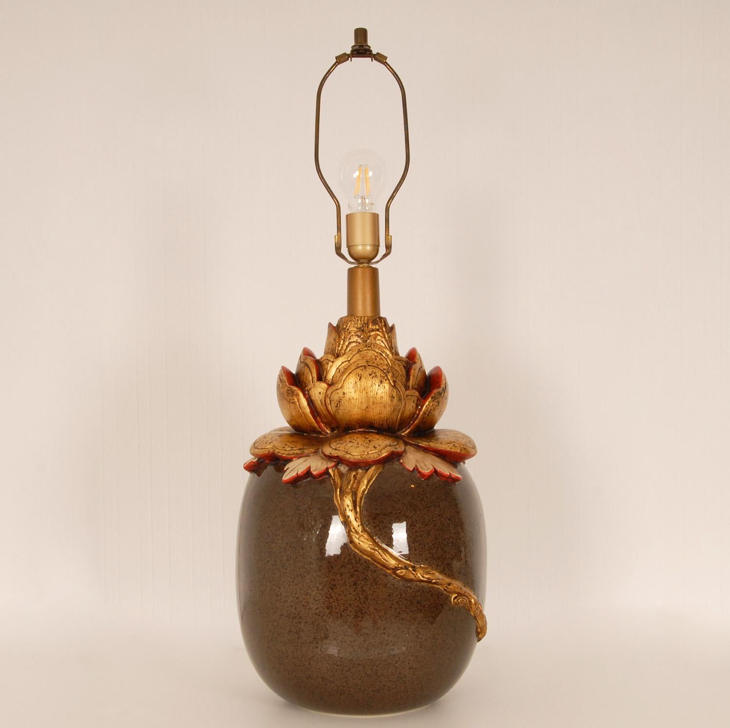Französische Chinoiserie-Tischlampe aus Keramik mit goldener, grüner Lotusblume und Jade  (Moderne der Mitte des Jahrhunderts) im Angebot