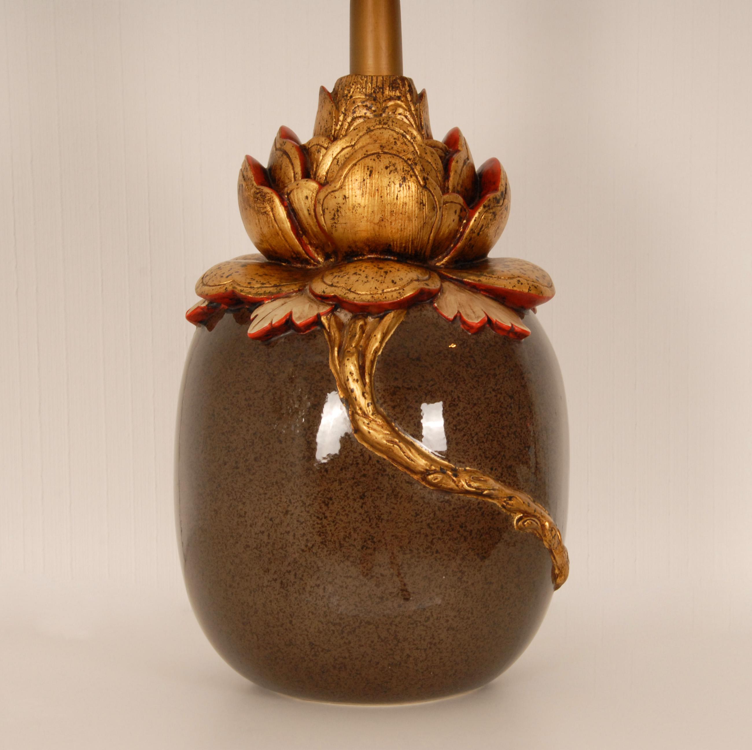 Französische Chinoiserie-Tischlampe aus Keramik mit goldener, grüner Lotusblume und Jade  im Zustand „Gut“ im Angebot in Wommelgem, VAN