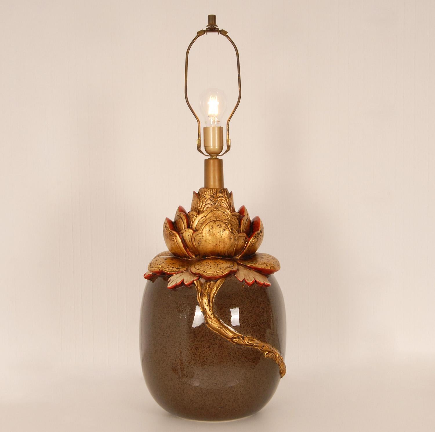 Französische Chinoiserie-Tischlampe aus Keramik mit goldener, grüner Lotusblume und Jade  im Angebot 1