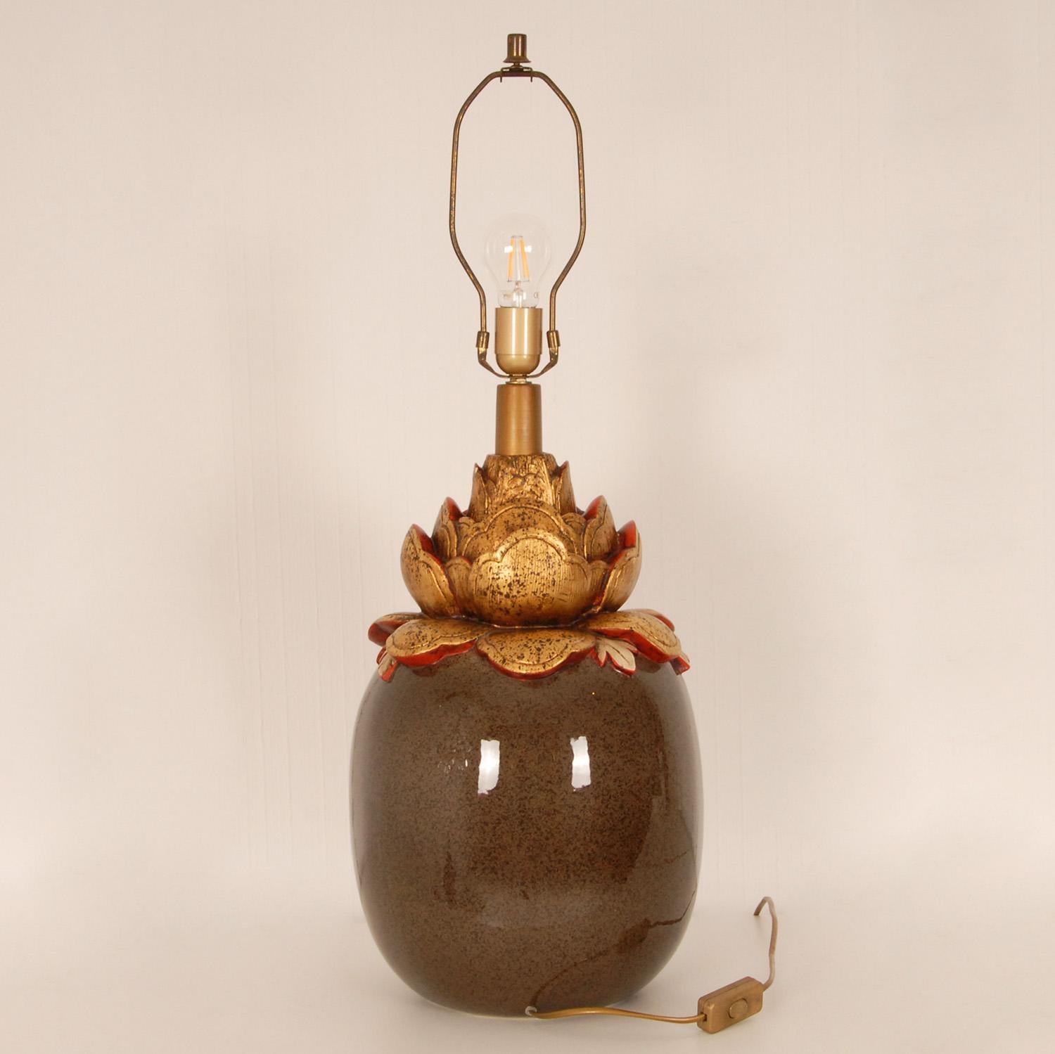 Französische Chinoiserie-Tischlampe aus Keramik mit goldener, grüner Lotusblume und Jade  im Angebot 2