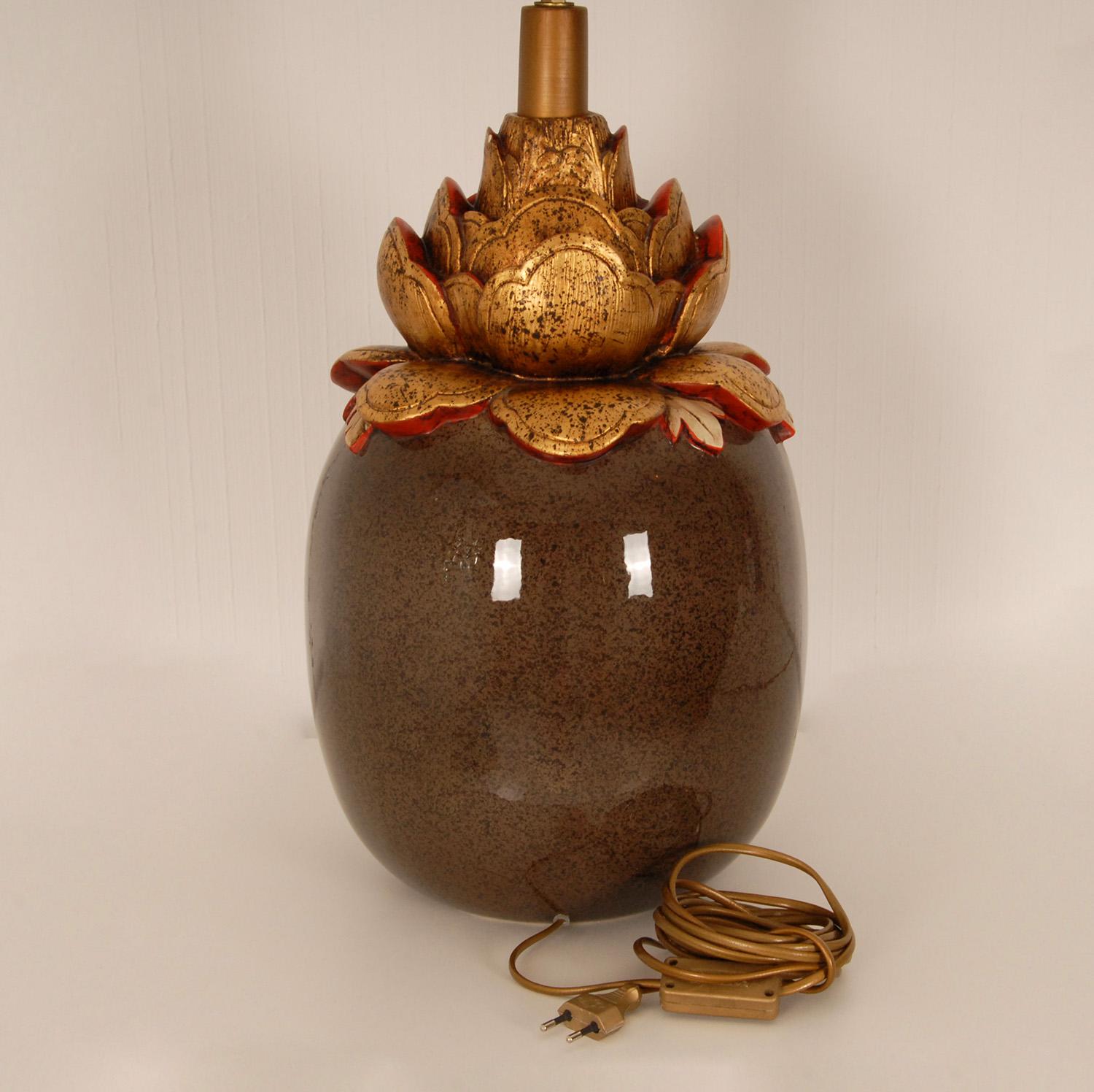 Französische Chinoiserie-Tischlampe aus Keramik mit goldener, grüner Lotusblume und Jade  im Angebot 3