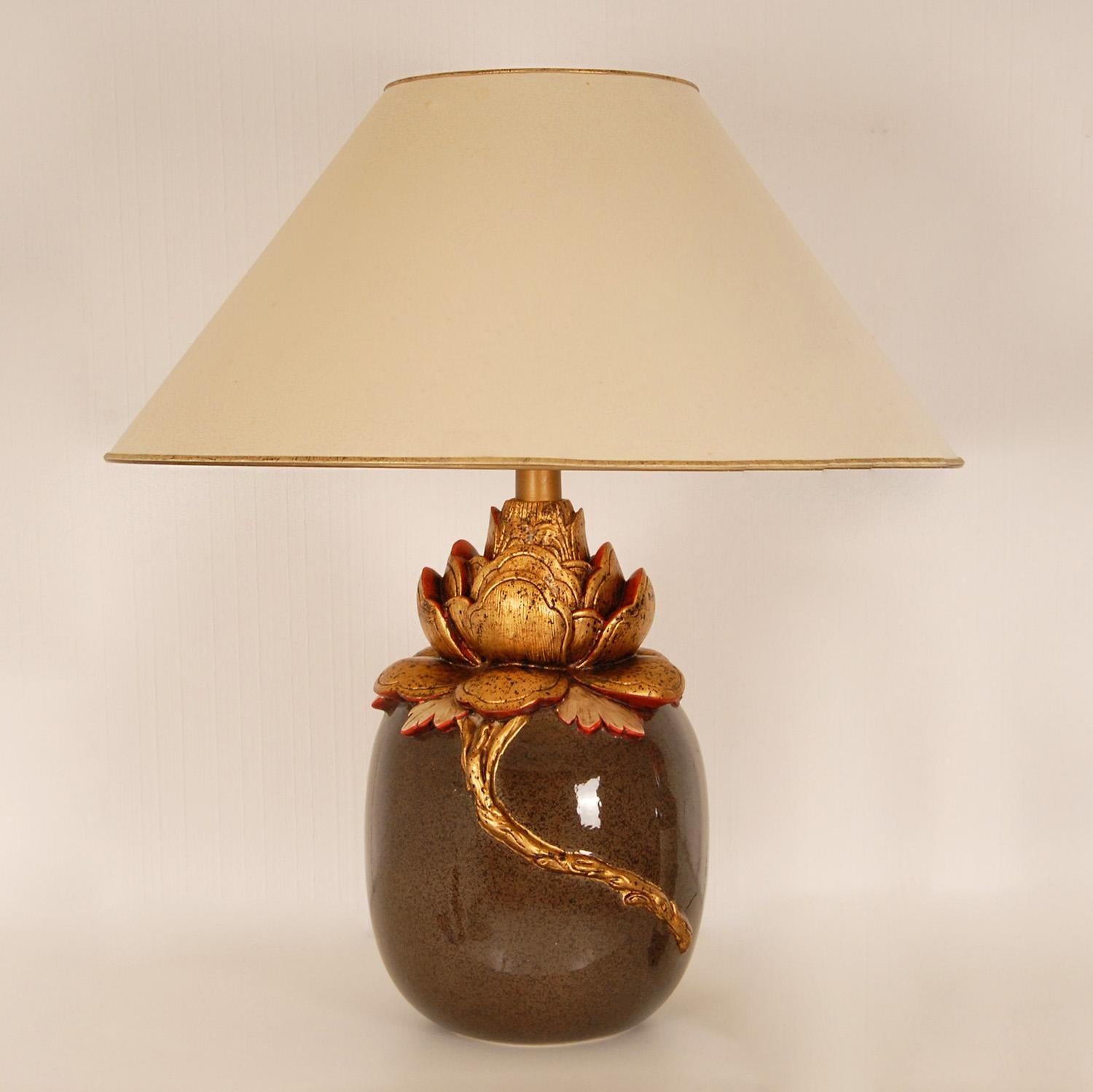 Französische Chinoiserie-Tischlampe aus Keramik mit goldener, grüner Lotusblume und Jade  im Angebot 4