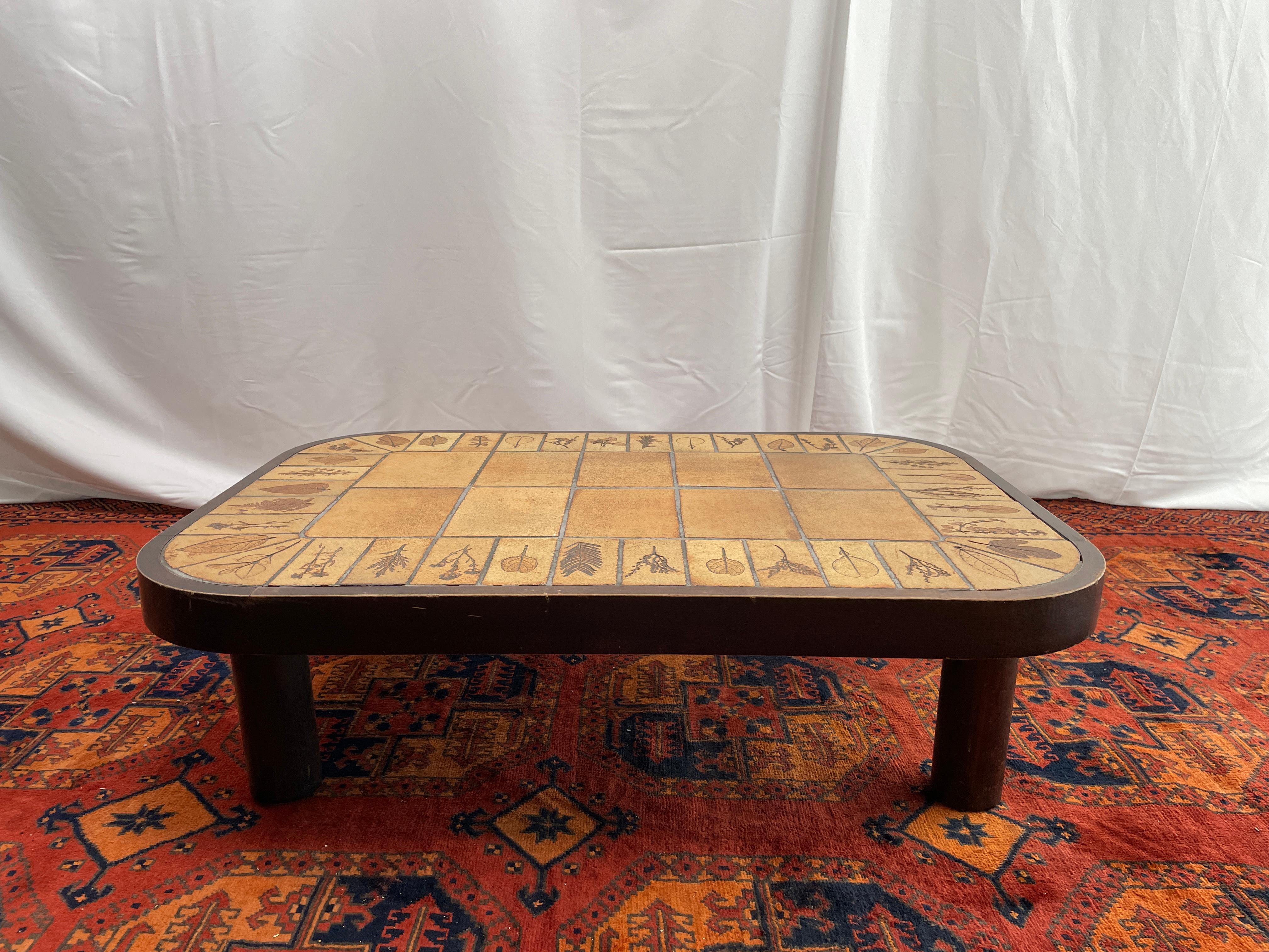 Coffee table from the garrigue series by the French designer Roger Capron for Vallauris, 1970s , good condition , the wood had some marks , but the Céramique is in very good conditions 

Roger Capron was born in Vincennes, France on September 4,