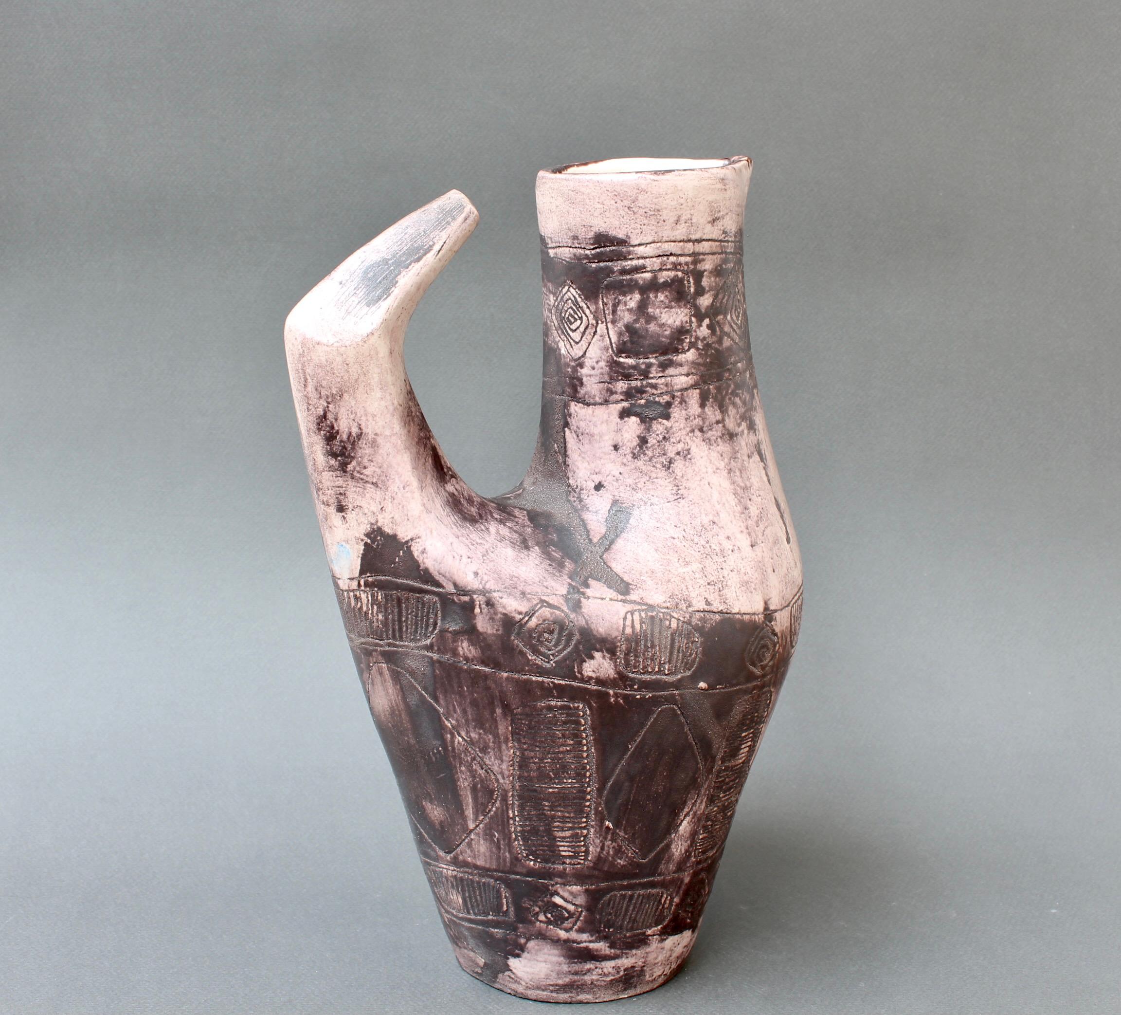 Brocca / decanter / vaso decorativo in ceramica francese vintage (circa anni '50) di Jacques Blin. Il vaso è in una delicata tonalità melanzana ricoperta dallo smalto nebbioso tipico di Blin. È decorato con diverse bande di forme geometriche intorno