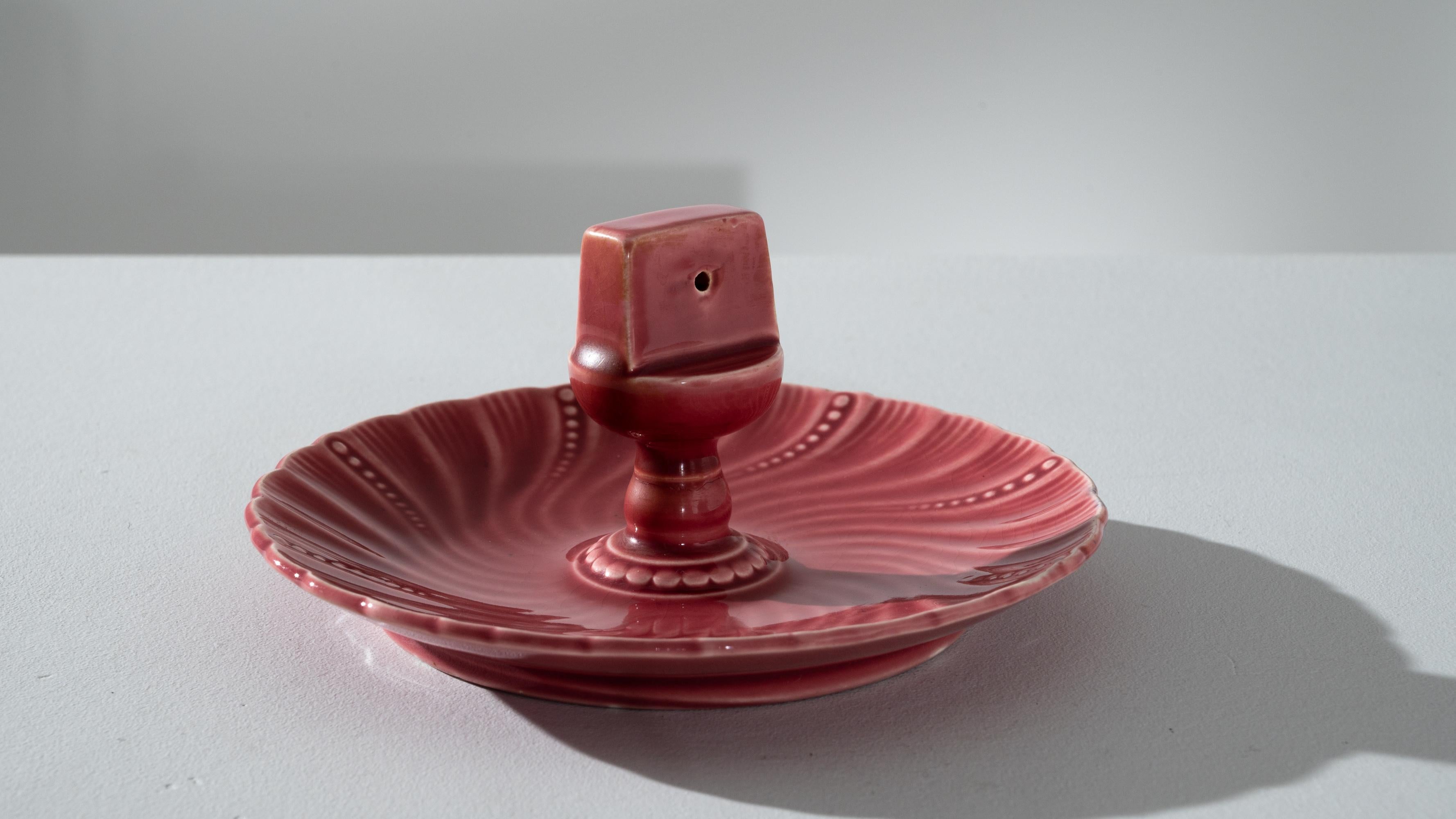 This vintage ceramic decoration offers an attractive accent. Made in France in the 20th century, the flowing curves of the scalloped edges create an attractive form, reminiscent of a decorative fountain. The carmine glaze of the ceramic has aged