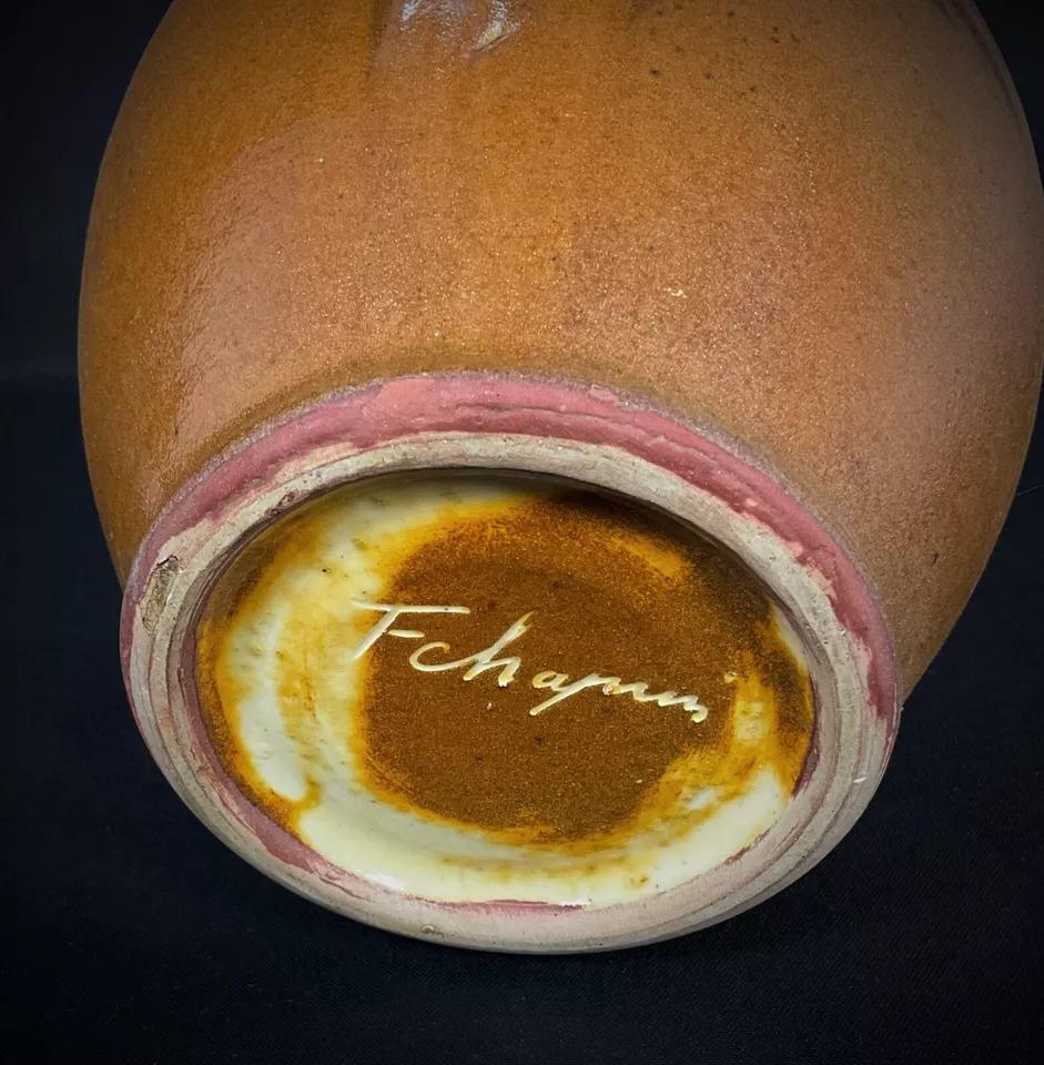 Ce pichet vintage en céramique française, signé Fchapmm, présente un charmant motif floral avec de délicats détails peints à la main. Une pièce magnifiquement fabriquée qui capture l'essence de la poterie française traditionnelle, ce qui la rend