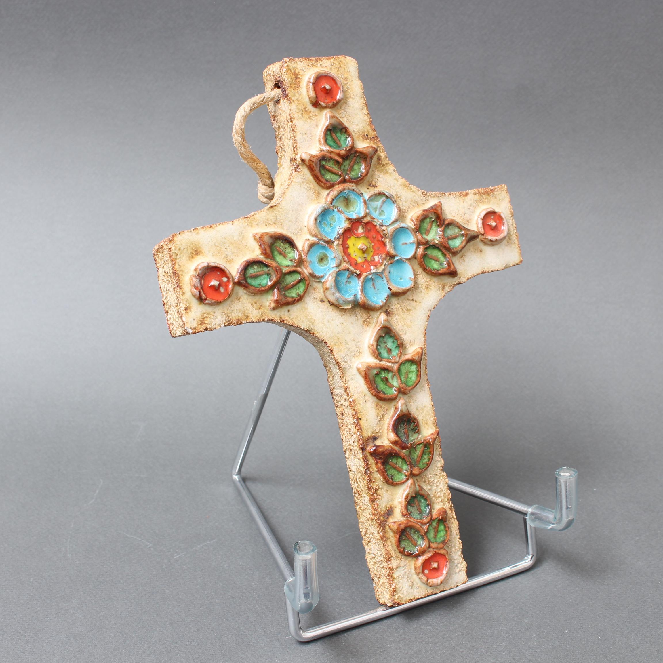 Vintage French ceramic flower-motif cross by La Roue, Vallauris, France (circa 1960s). A charming, ornamental piece with rustic and colourful details throughout. The ceramic presents a flower motif both horizontally and vertically. In good overall