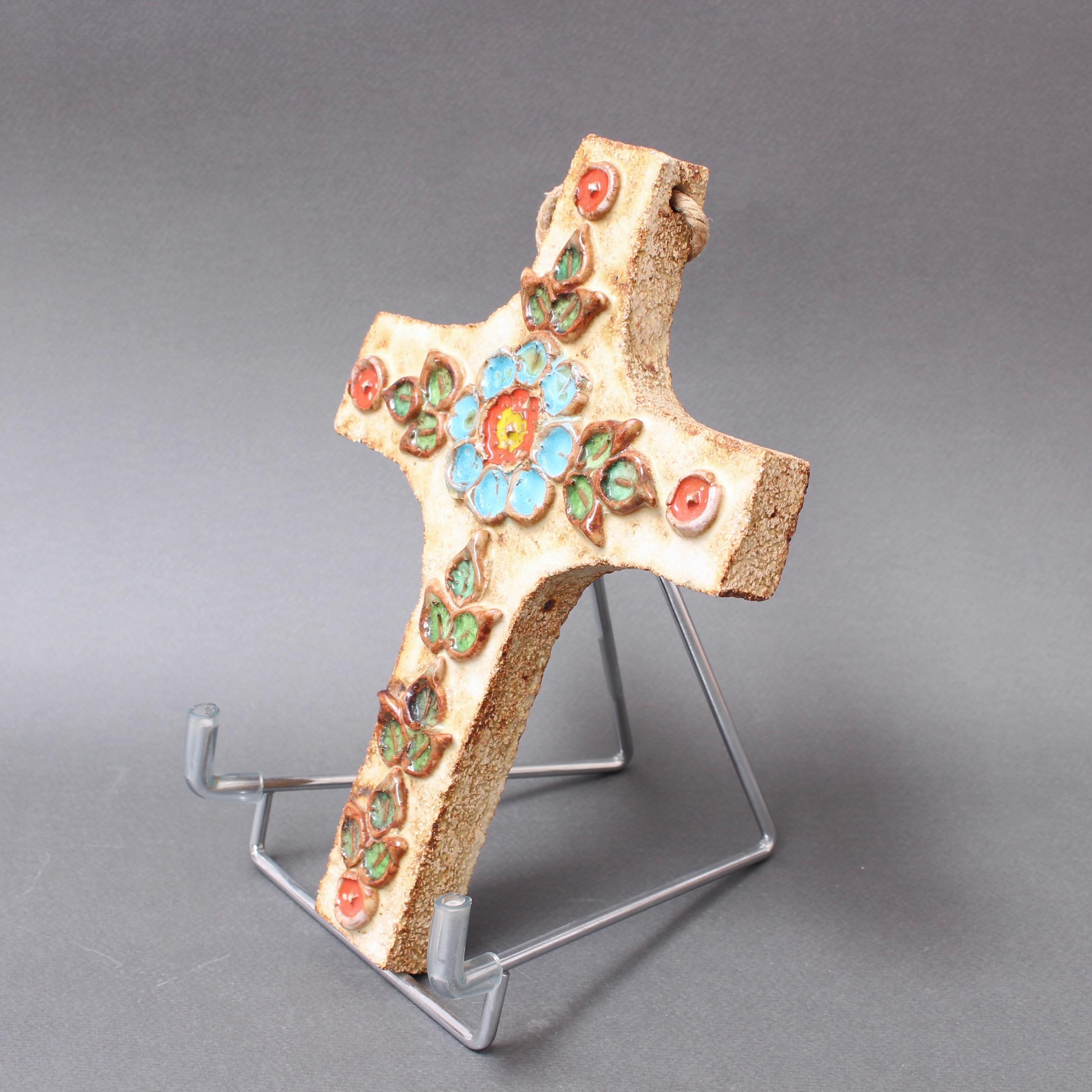 Vintage French Ceramic Flower-Motif Cross by La Roue (circa 1960s) For Sale 2